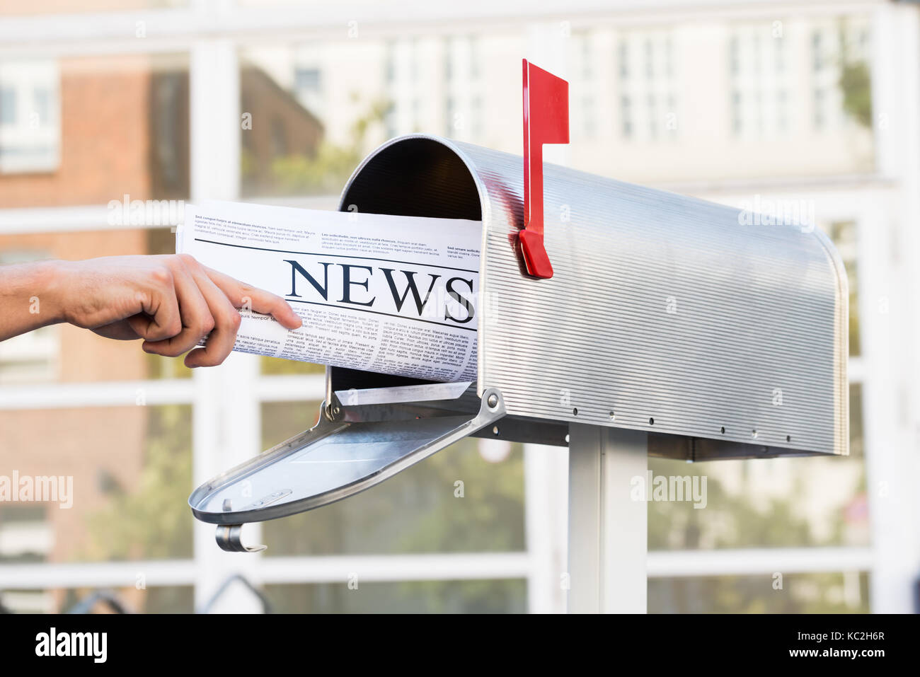 Nahaufnahme der Person Hände Öffnung seiner Mailbox zu Zeitung entfernen Stockfoto