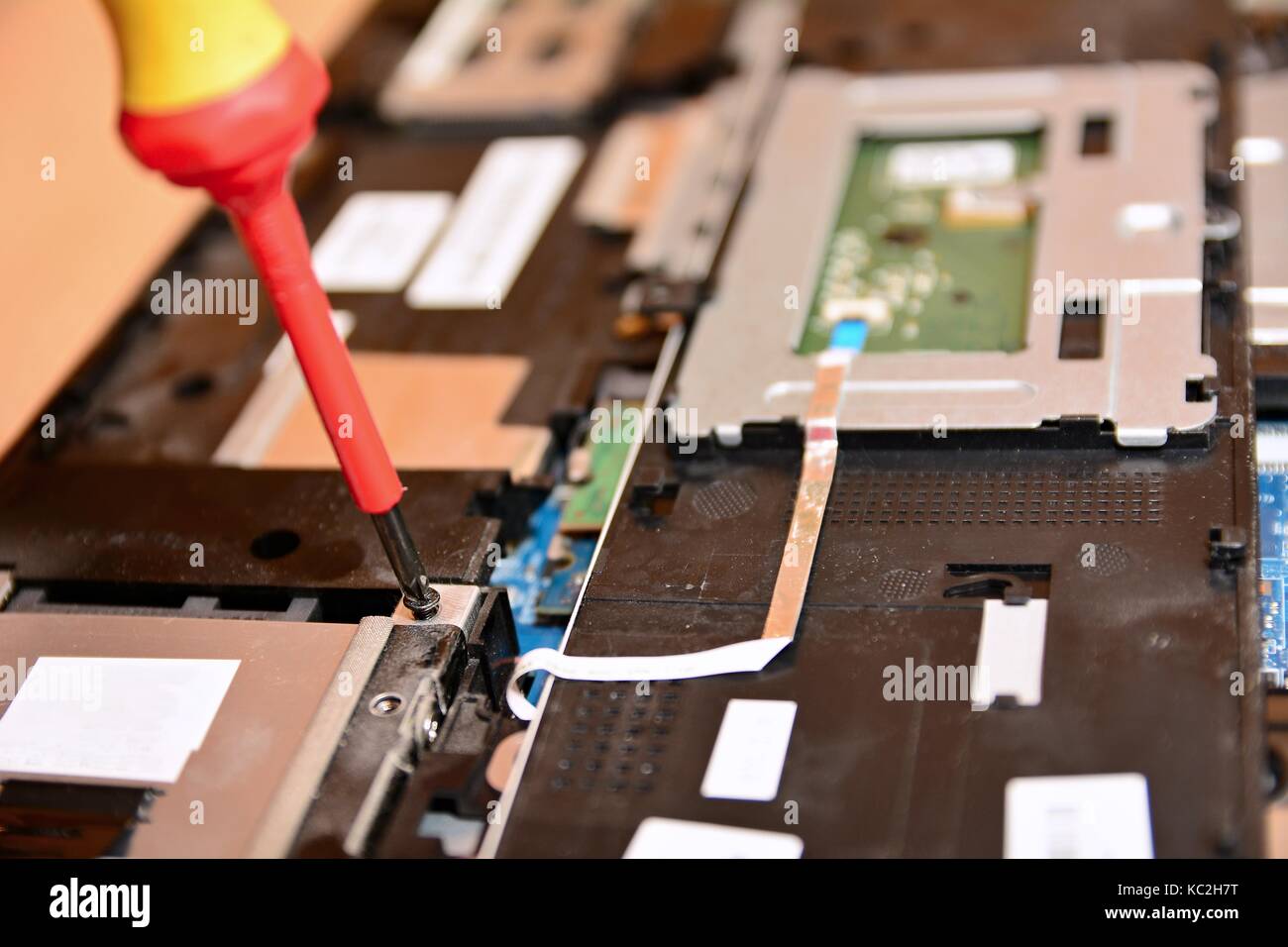 Closeup Schuß von Schraubendreher während der Reparatur der alten Notebook. Stockfoto
