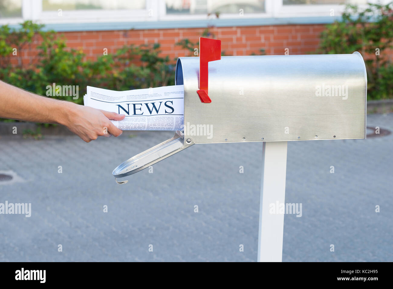 Nahaufnahme der Person Hände Öffnung seiner Mailbox zu Zeitung entfernen Stockfoto