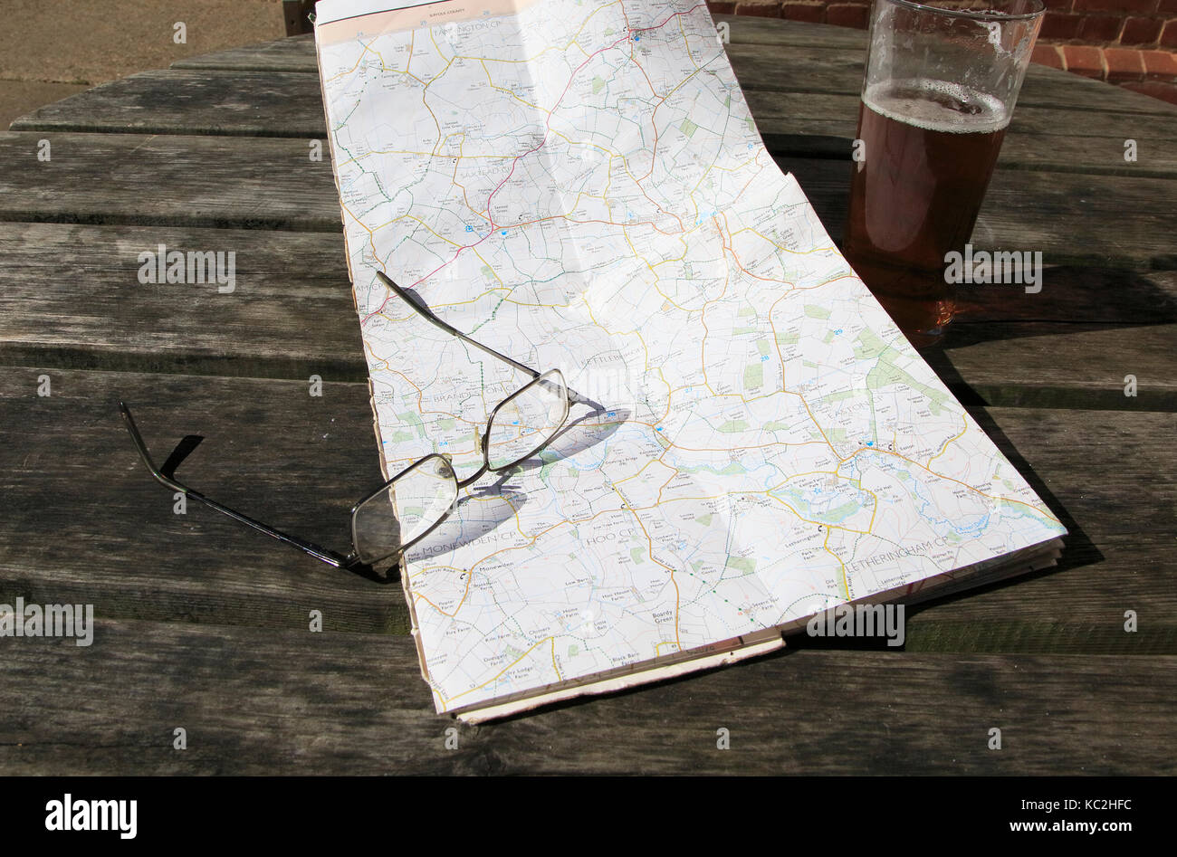 Ordnance Survey Explorer Karte auf Tabelle mit Brillen und Pint Glas Bier, Suffolk, England, Großbritannien Stockfoto