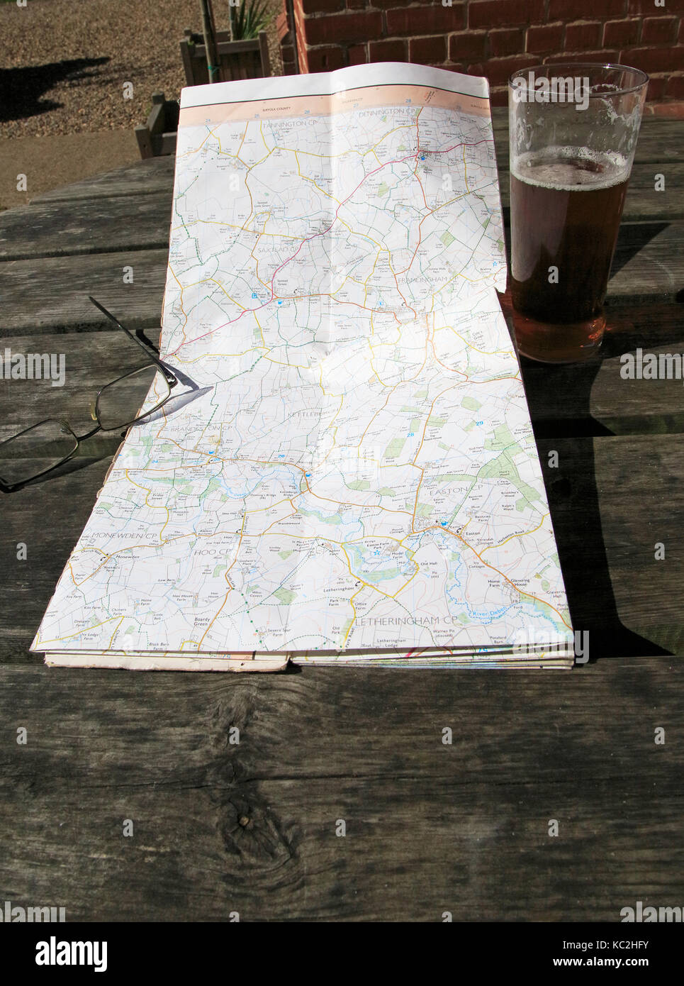 Ordnance Survey Explorer Karte auf Tabelle mit Brillen und Pint Glas Bier, Suffolk, England, Großbritannien Stockfoto