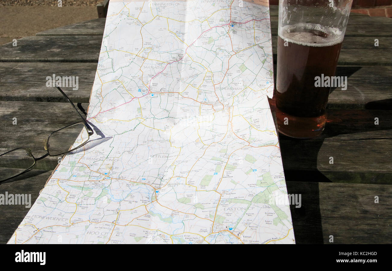 Ordnance Survey Explorer Karte auf Tabelle mit Brillen und Pint Glas Bier, Suffolk, England, Großbritannien Stockfoto