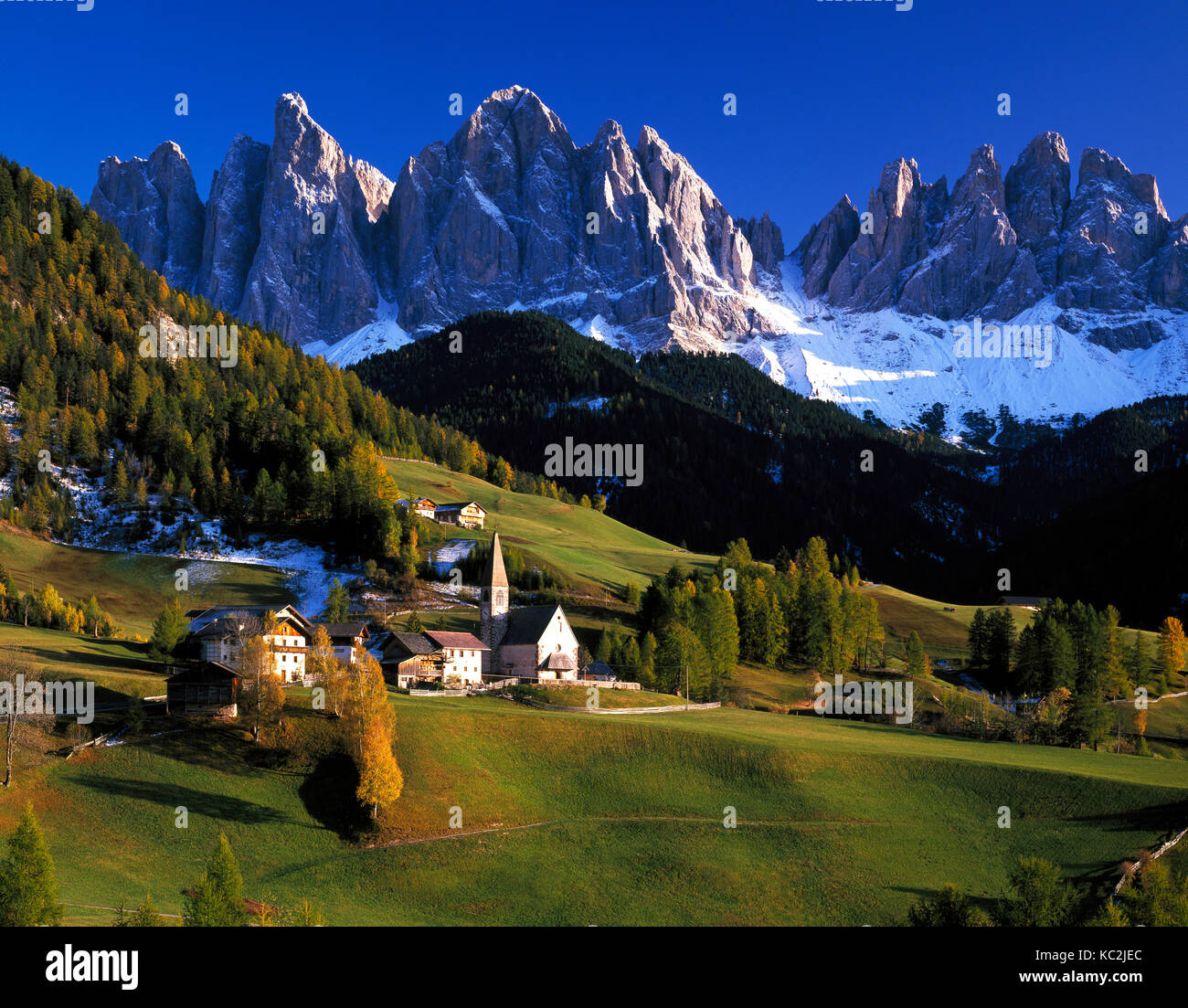 St. Magdalena und die geisler Gruppe in die Dolomiten, Alpen, Südtirol, Trentino, Italien Stockfoto