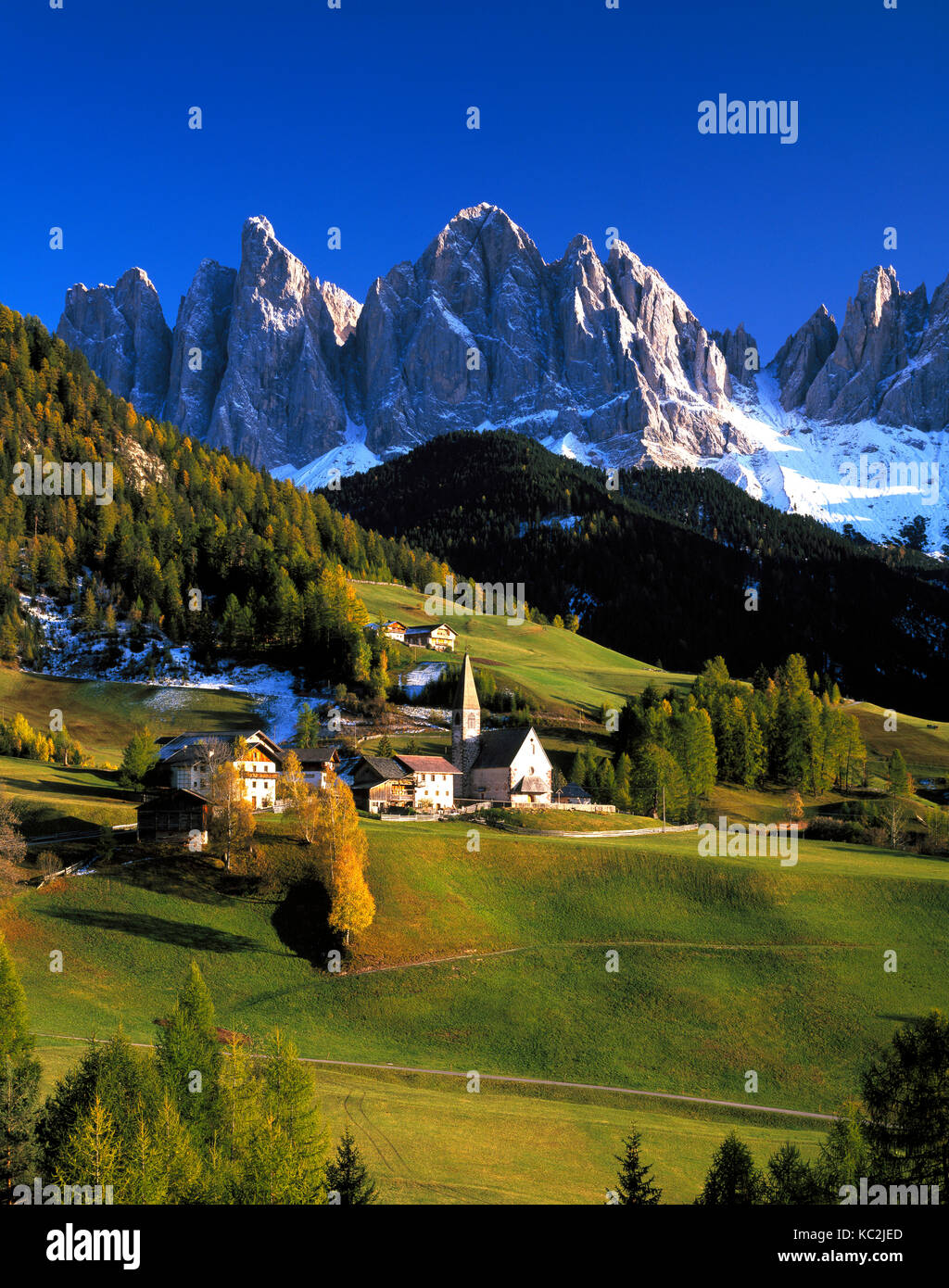 St. Magdalena und die geisler Gruppe in die Dolomiten, Alpen, Südtirol, Trentino, Italien Stockfoto