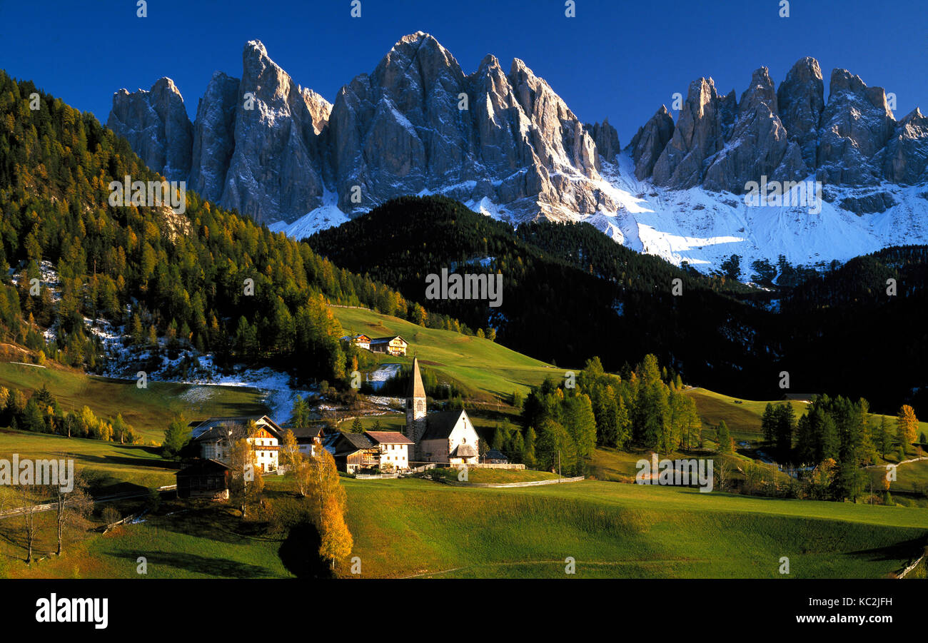 St. Magdalena und die geisler Gruppe in die Dolomiten, Alpen, Südtirol, Trentino, Italien Stockfoto
