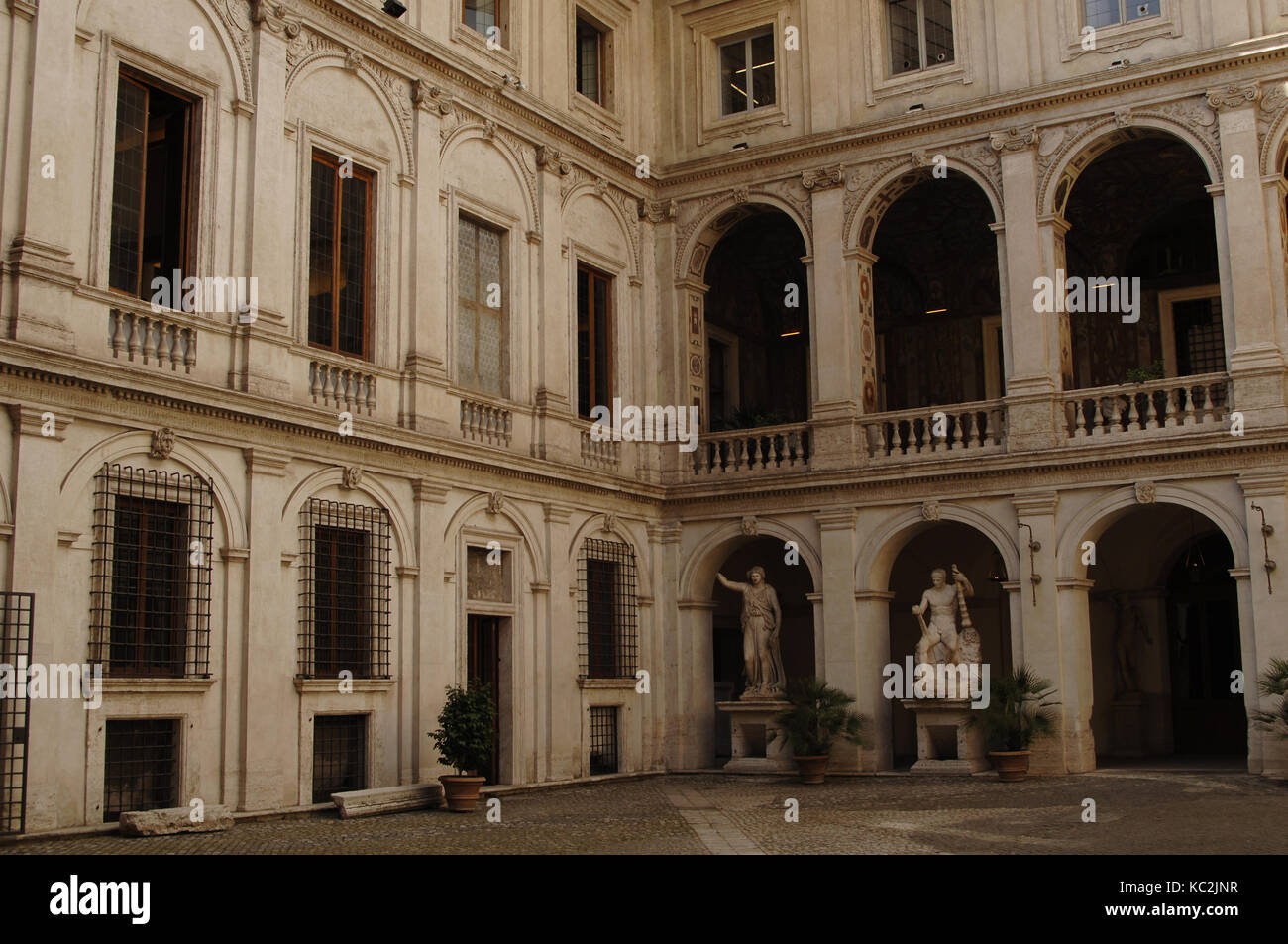 Italien. Rom. Palazzo Altemps. Im 15. Jahrhundert von der Familie Riario, und wurde von dem Architekten Martino Longhi (1534-1591) für Kardinal Marco Sittico Altemps im 16. Jahrhundert. Innenhof. Heute nationalen Römischen Museum. Rom, Italien. Stockfoto