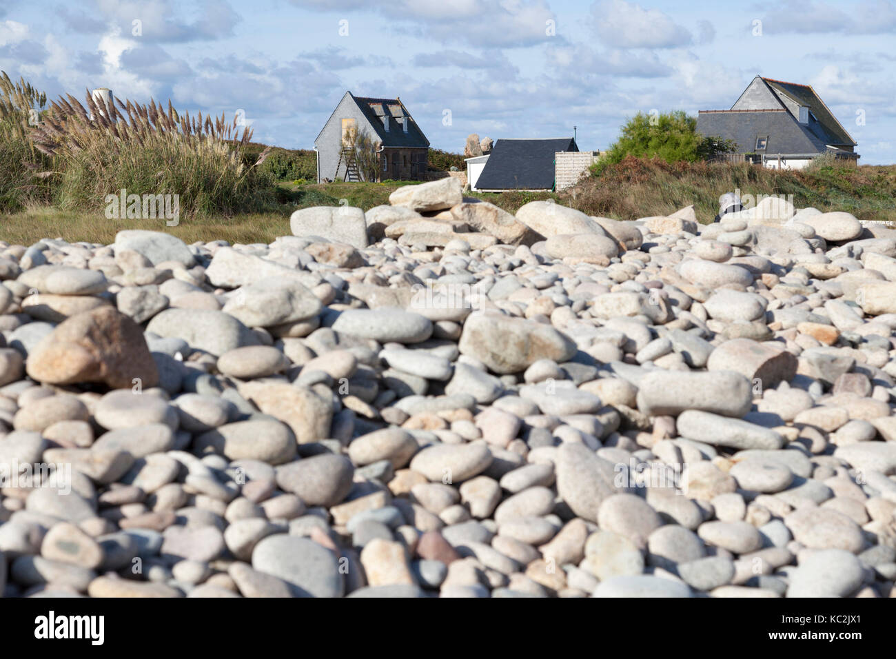 Bilden ein zwei Meter hoher Sea Wall, ein Haufen Kieselsteine durch Unwetter an der Nordwestküste der Insel Bréhat (Bretagne - Frankreich). Stockfoto