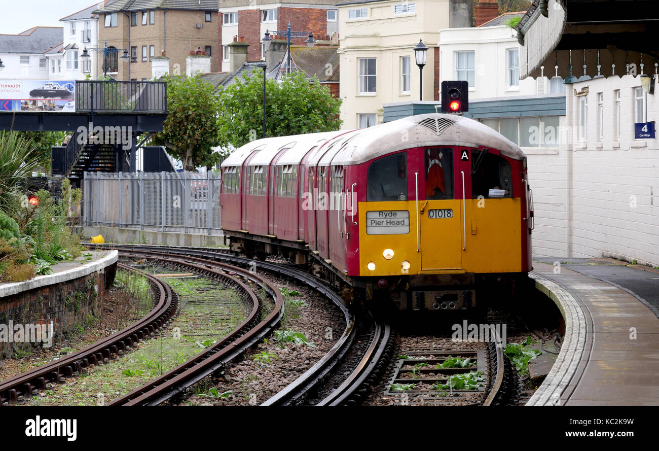 Ein ehemaliger Londoner U-Klasse 483 Zug am Bahnhof, Ryde Ryde, Isle of Wight, England, Großbritannien eintrifft Stockfoto