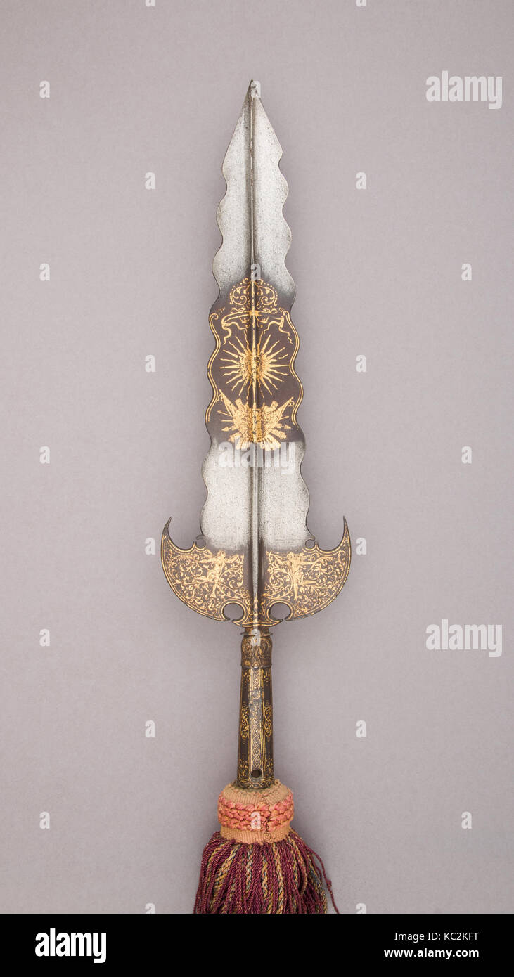 Partisan, Ca. 1690, Französisch, Stahl, Holz, Textilien, Gold, L. 7 ft. 9 3/4 in. (263.5 cm); L. von Kopf 22. (55,9 cm); W. 6. (15 Stockfoto