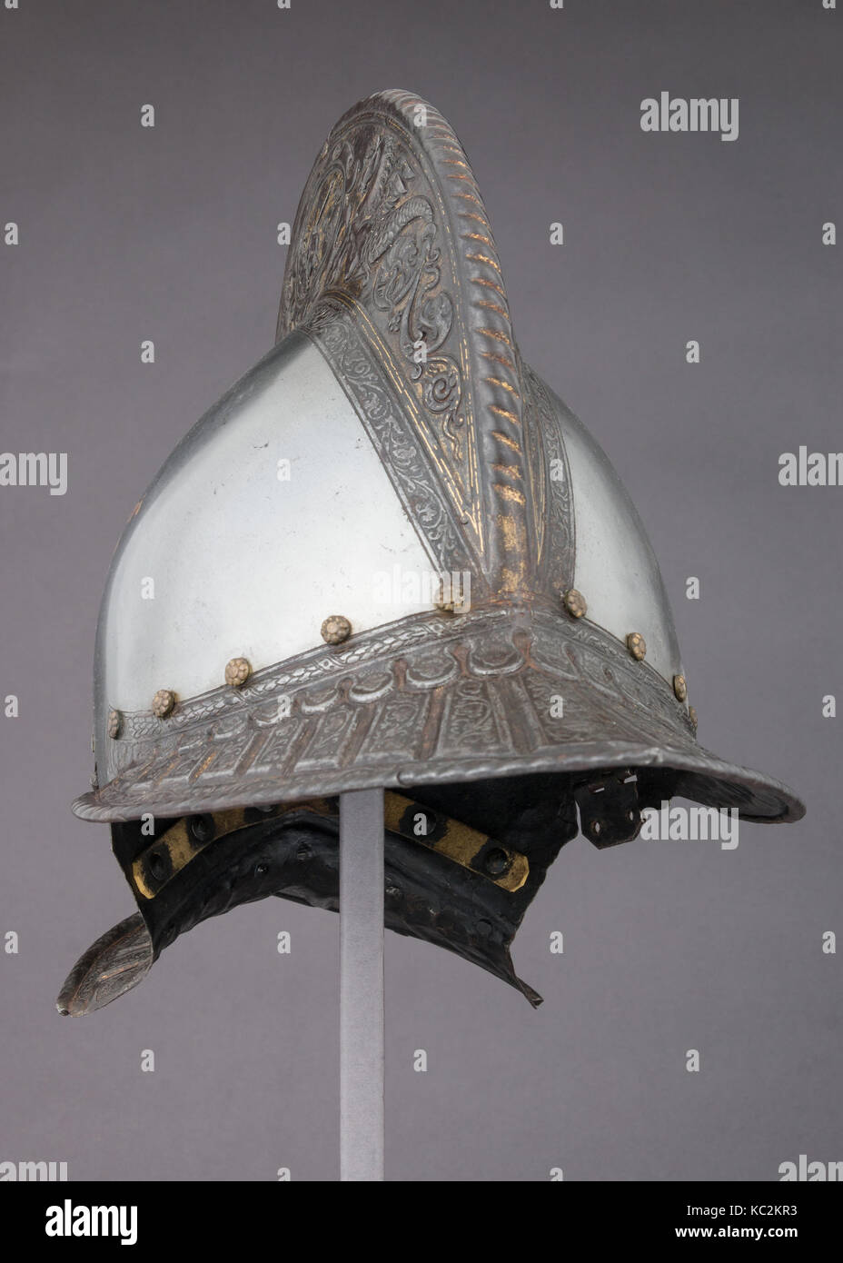 Burgonet, Ca. 1550, Französisch, Stahl, Gold, Leder, Messing, H., 12. (30,5 cm); W. 8 7/16 in. (21,4 cm); D. 15 1/8 in. (38,4 cm Stockfoto