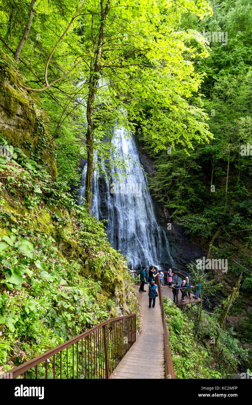 Düzce, Türkei - 29. APRIL 2017: Blick auf Guzeldere Wasserfall Musikberieselung aus hohen Felsen mit Menschen zu Fuß auf Holz- Pfad. Stockfoto