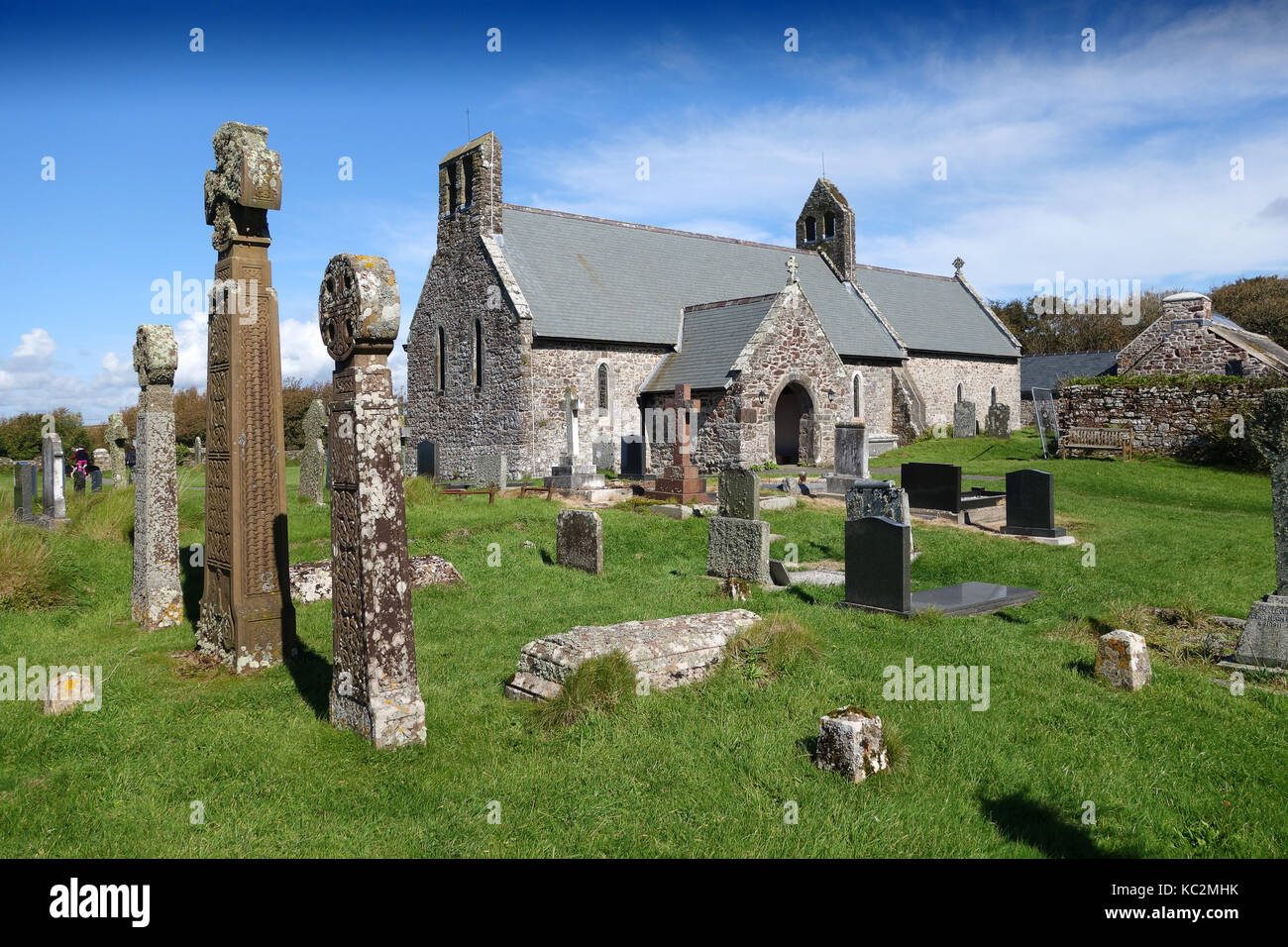 Die hl. Birgitta die Kirche und Friedhof mit keltischen Kreuzen in St. Brides Pembrokeshire Wales Cymru GROSSBRITANNIEN Stockfoto