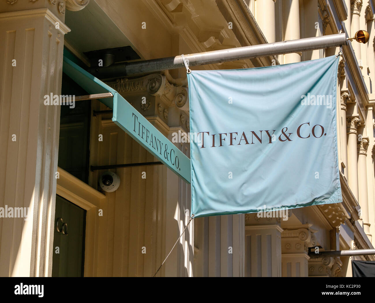 Tiffany's Banner über dem Eingang zu ihrer Stores in SoHo ausgesetzt. Stockfoto