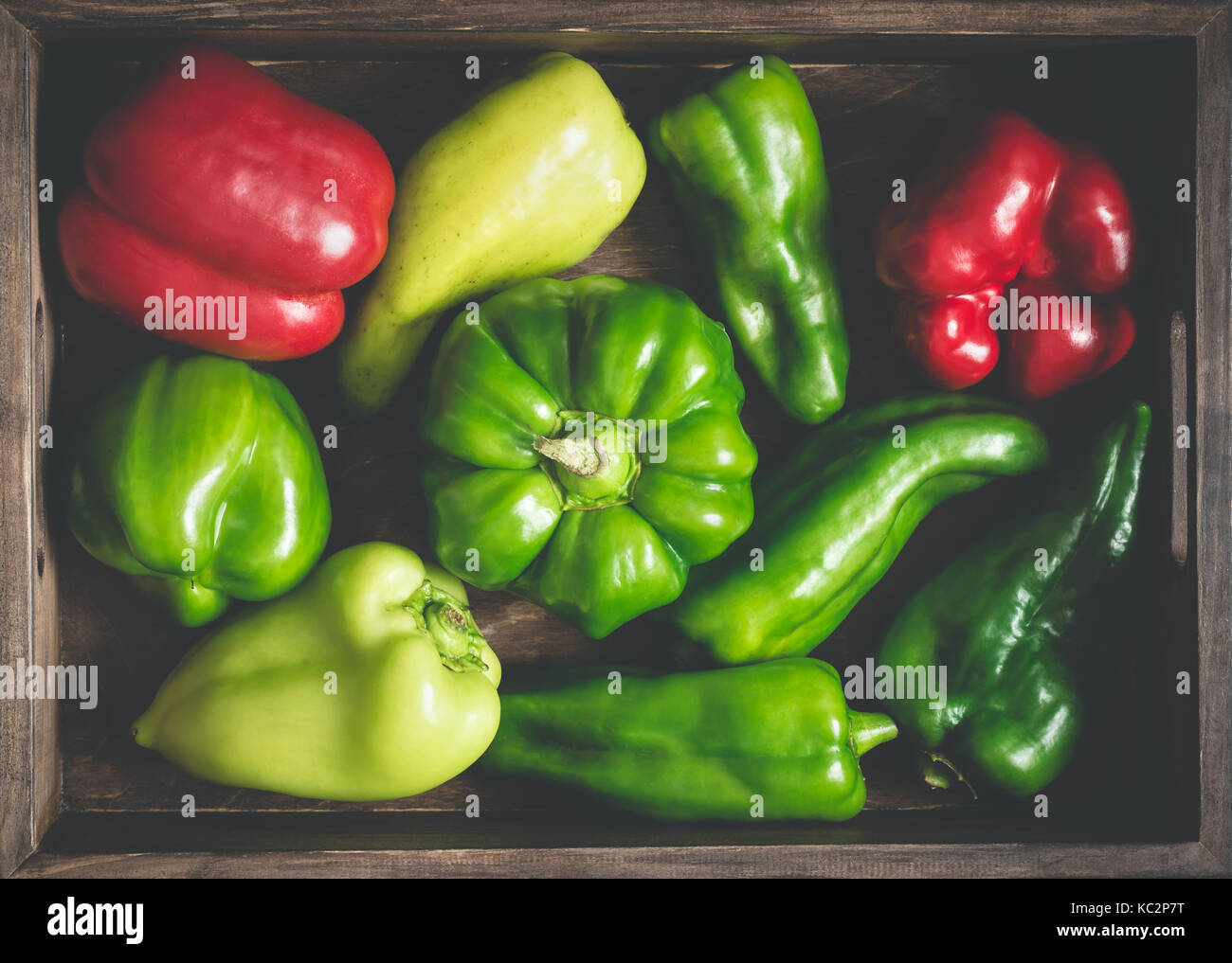 Verschiedene rote und grüne Paprika in verschiedenen Formen. Voller Gemüse Fach closeup Stockfoto