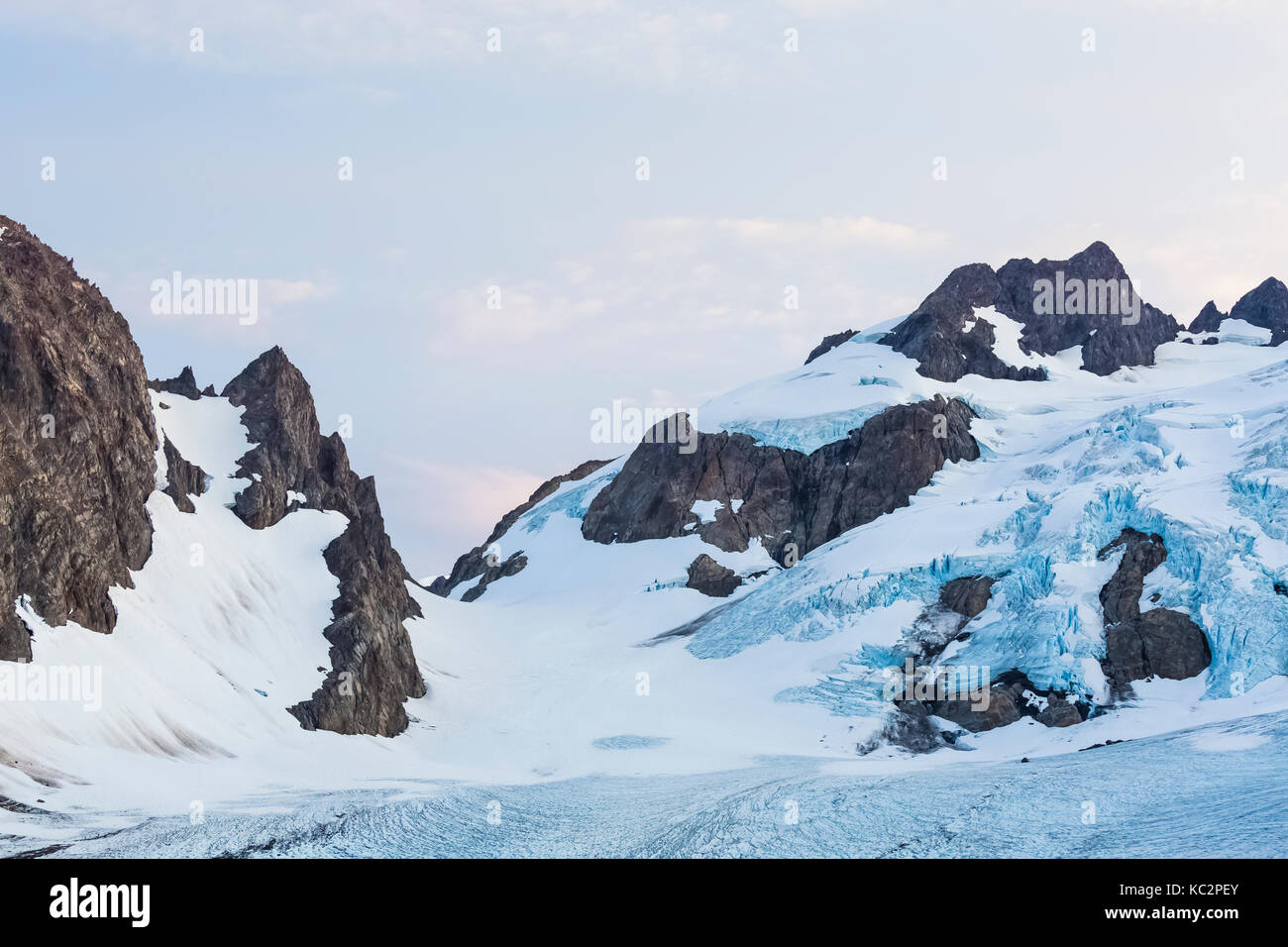 Mount Mathias (L) mit blauen Gletscher hinunter fließt aus den Olymp in der dramatischen Einstellung am Ende der Hoh River Trail in Olympic National Park Stockfoto
