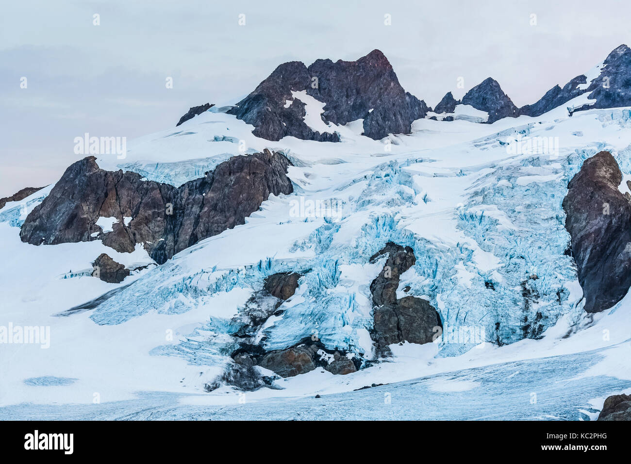 Die blauen Gletscher Eis fällt und der Osten Gipfel des Olymp in der dramatischen Einstellung am Ende der Hoh River Trail in Olympic National Park, Washin Stockfoto