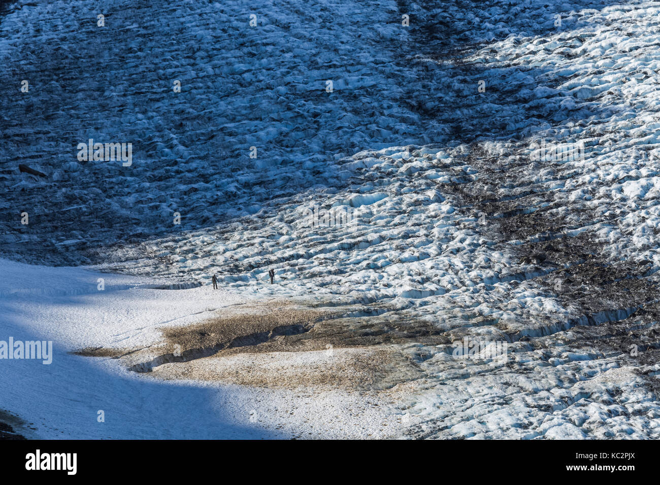 Bergsteiger Überquerung blaue Gletscher auf dem Weg in den Olymp in der dramatischen Einstellung am Ende der Hoh River Trail in Olympic National Park, Washi Stockfoto
