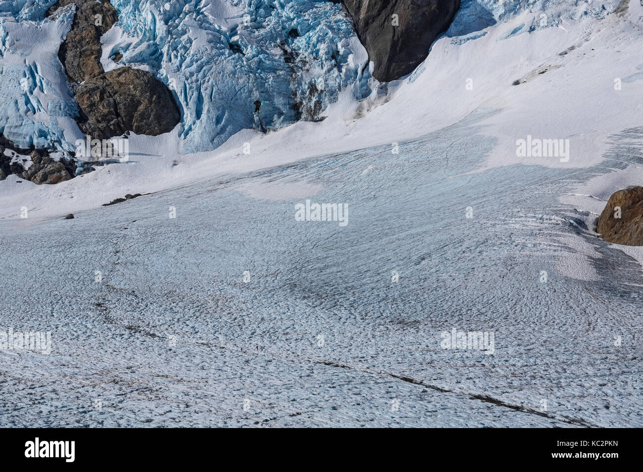 Eis fällt und blaue Gletscher am Fuße des Olymp in der dramatischen Einstellung am Ende der Hoh River Trail in Olympic National Park, Washington Stockfoto