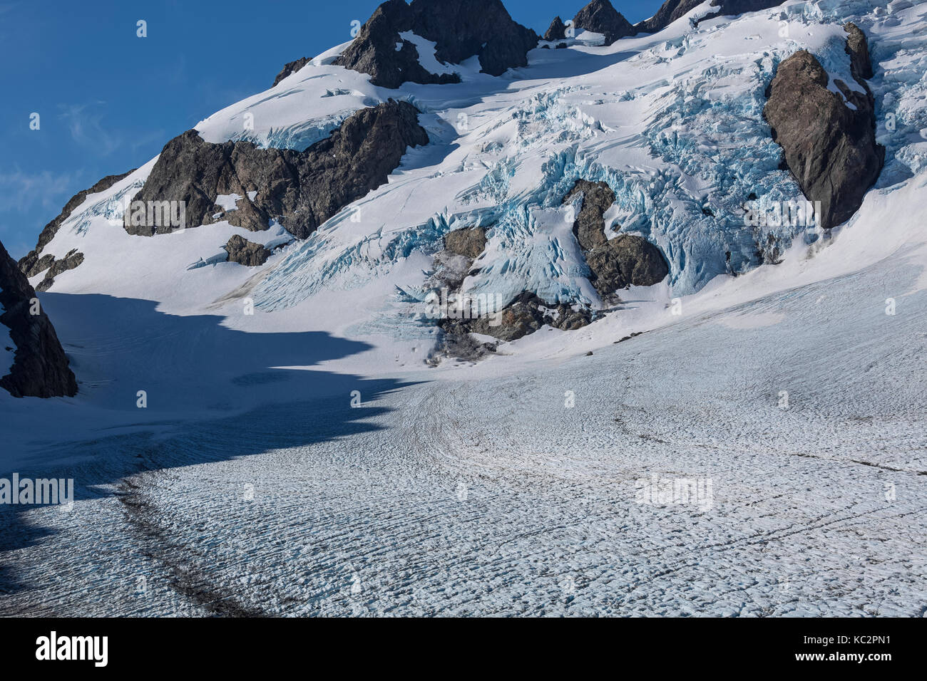 Blaue Gletscher Eis fällt unter den Olymp in der dramatischen Einstellung am Ende der Hoh River Trail in Olympic National Park, Washington State, USA Stockfoto