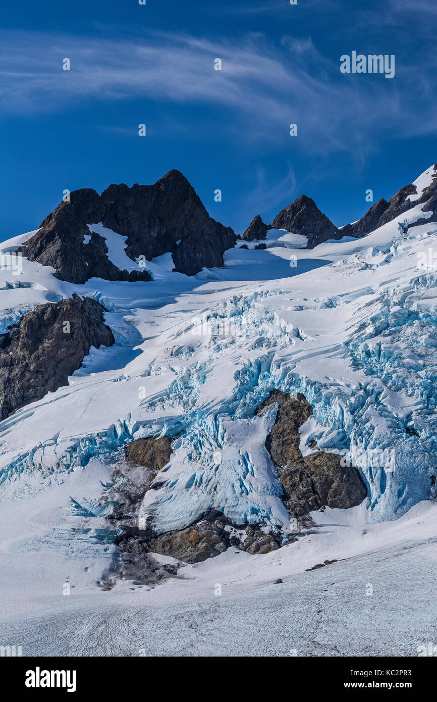 Blaue Gletscher und der Osten Peak und Eis fällt auf den Mount Olympus in der dramatischen Einstellung am Ende der Hoh River Trail in Olympic National Park, Waschen Stockfoto