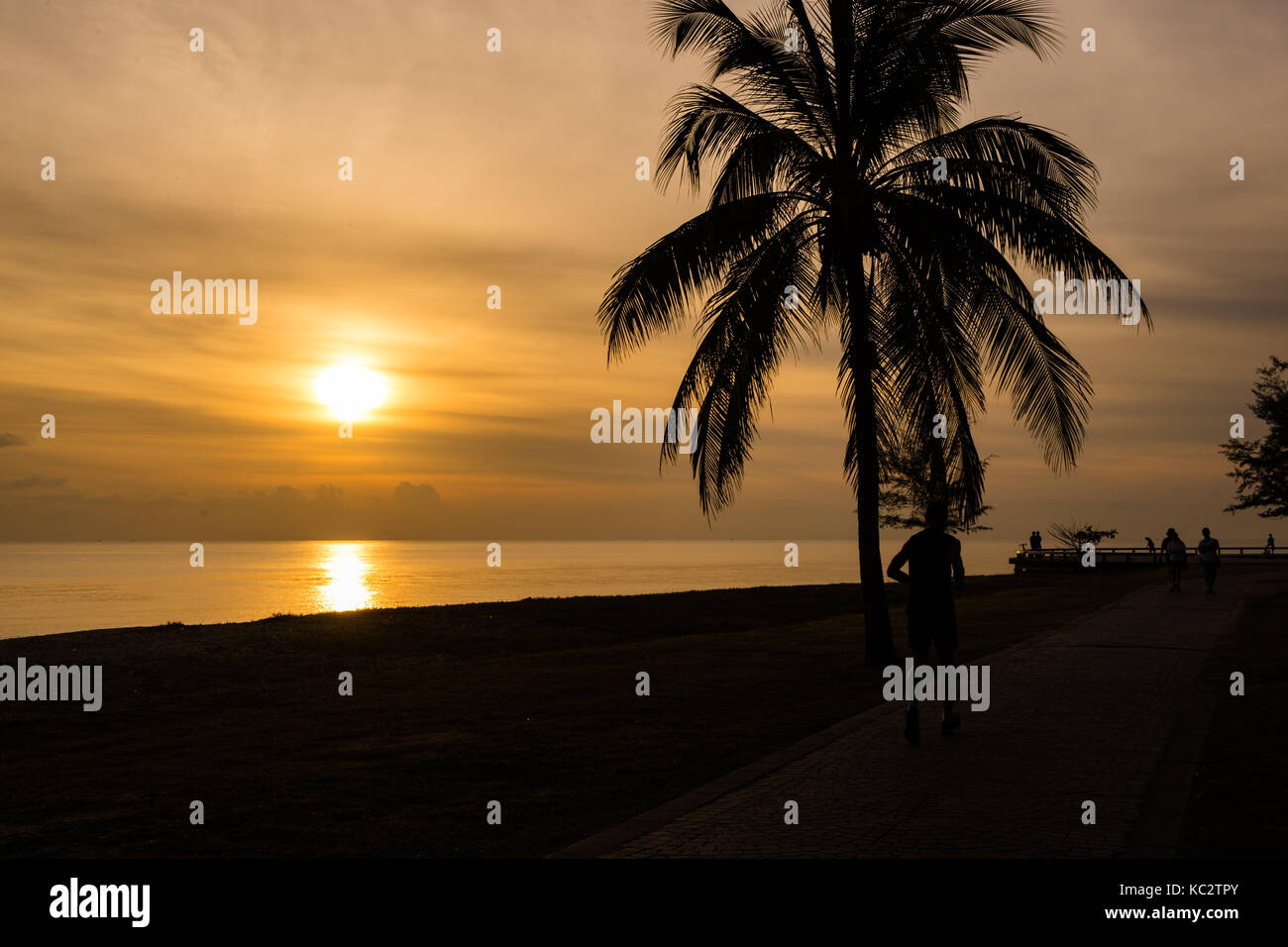 Silhouette Menschen Übung im Park in der Nähe von samila Strand am Morgen, Thailand Stockfoto