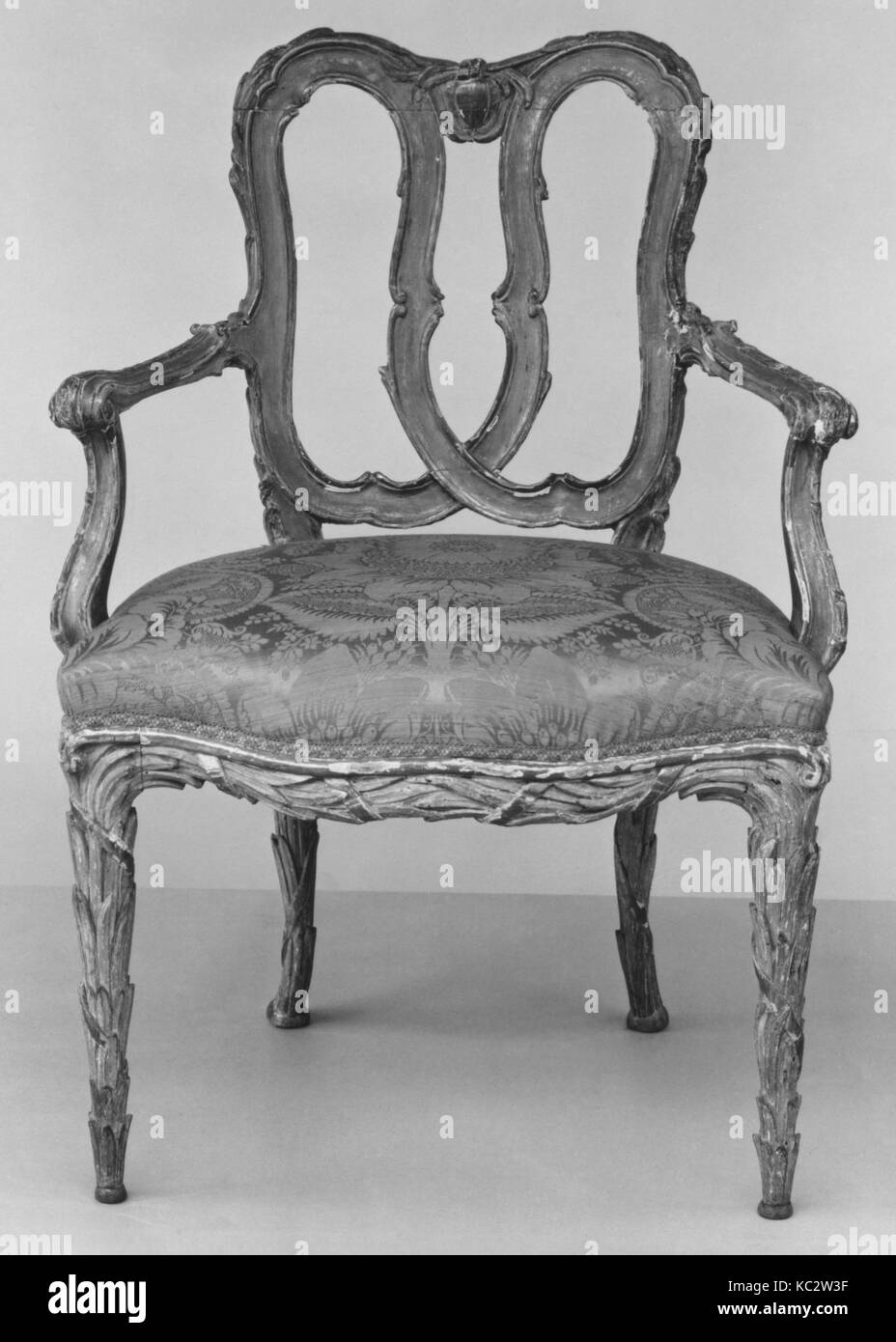 Sessel, dritten Quartal aus dem 18. Jahrhundert, Italienisch, Nussbaum, bemalt und vergoldet; Damast, Gesamt: 34 × 22 1/2 x 18 1/2 in. (86,4 × 57 Stockfoto