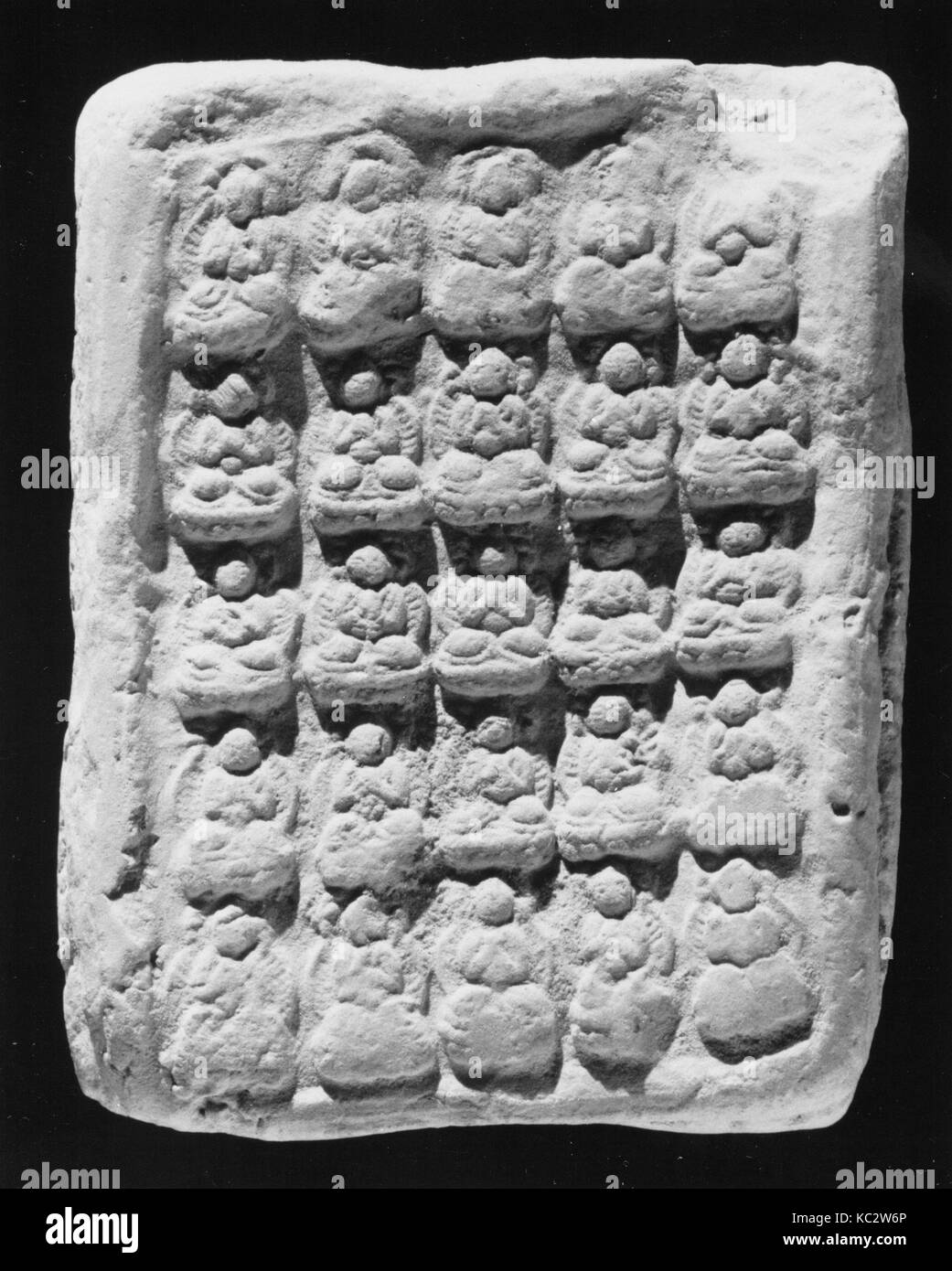 Votivtafel mit fünfundzwanzig Buddhas, Tang-dynastie (618 - 907), China, Buff Ton, H.3 1/8 in. (7,9 cm); W. 2 3/8 in. (6 cm); D Stockfoto