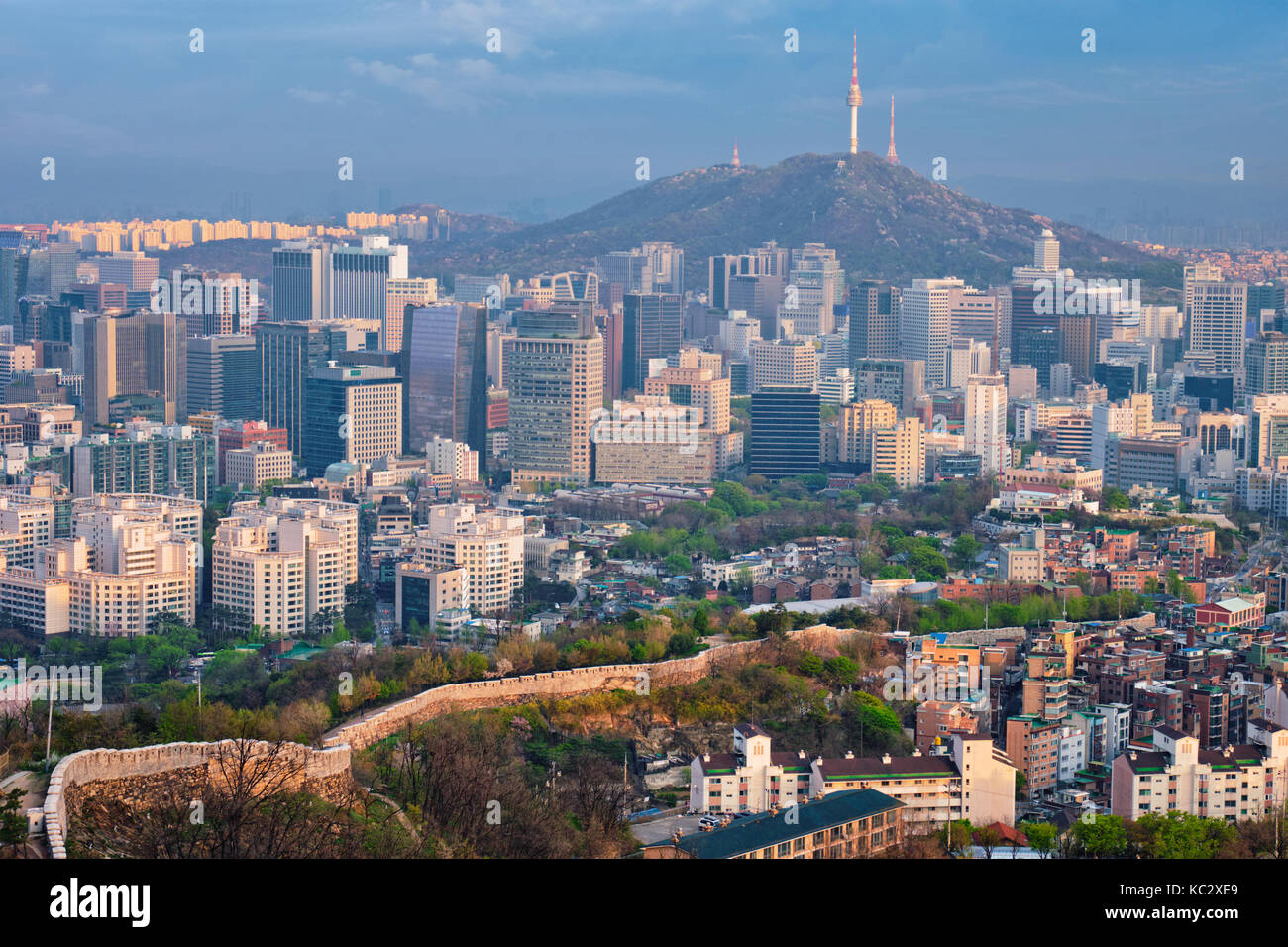 Skyline Sonnenuntergang in Seoul, Südkorea. Stockfoto