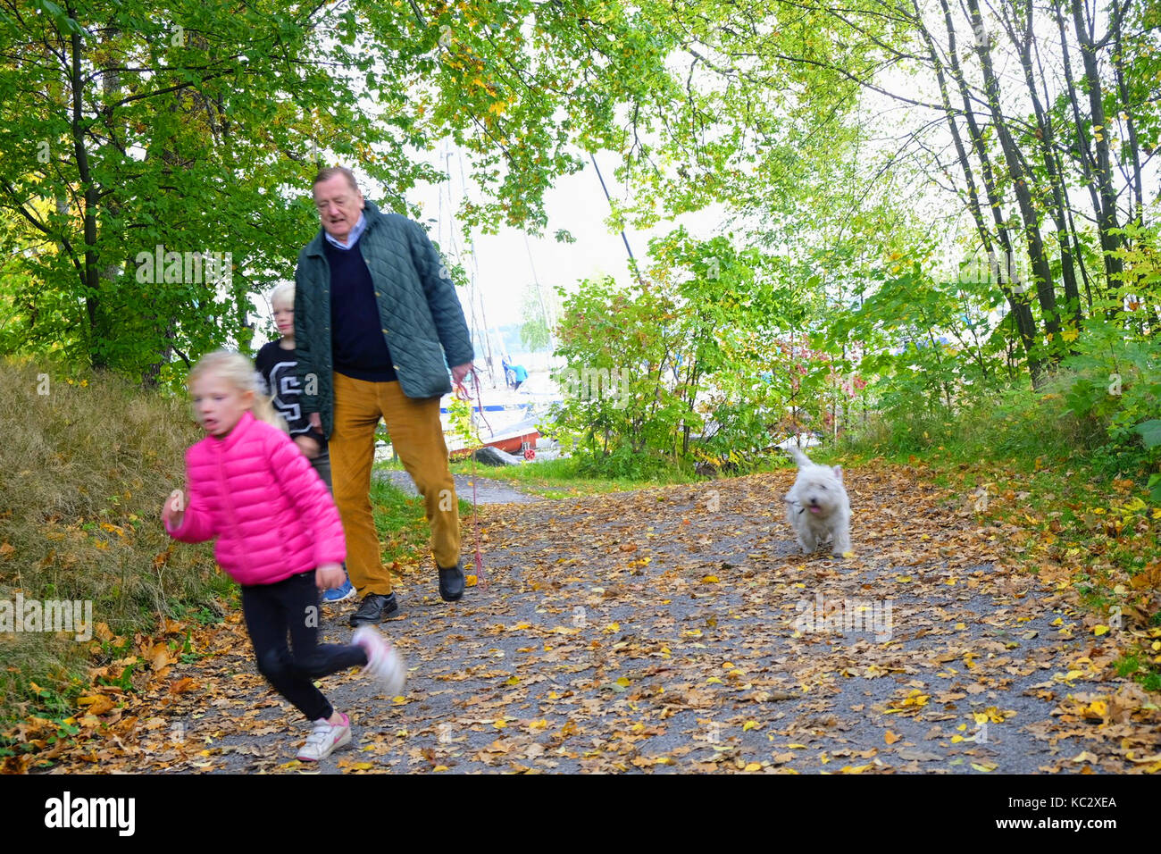 Großeltern mit Granchild in Djurgarden, Stockholm, Schweden Stockfoto