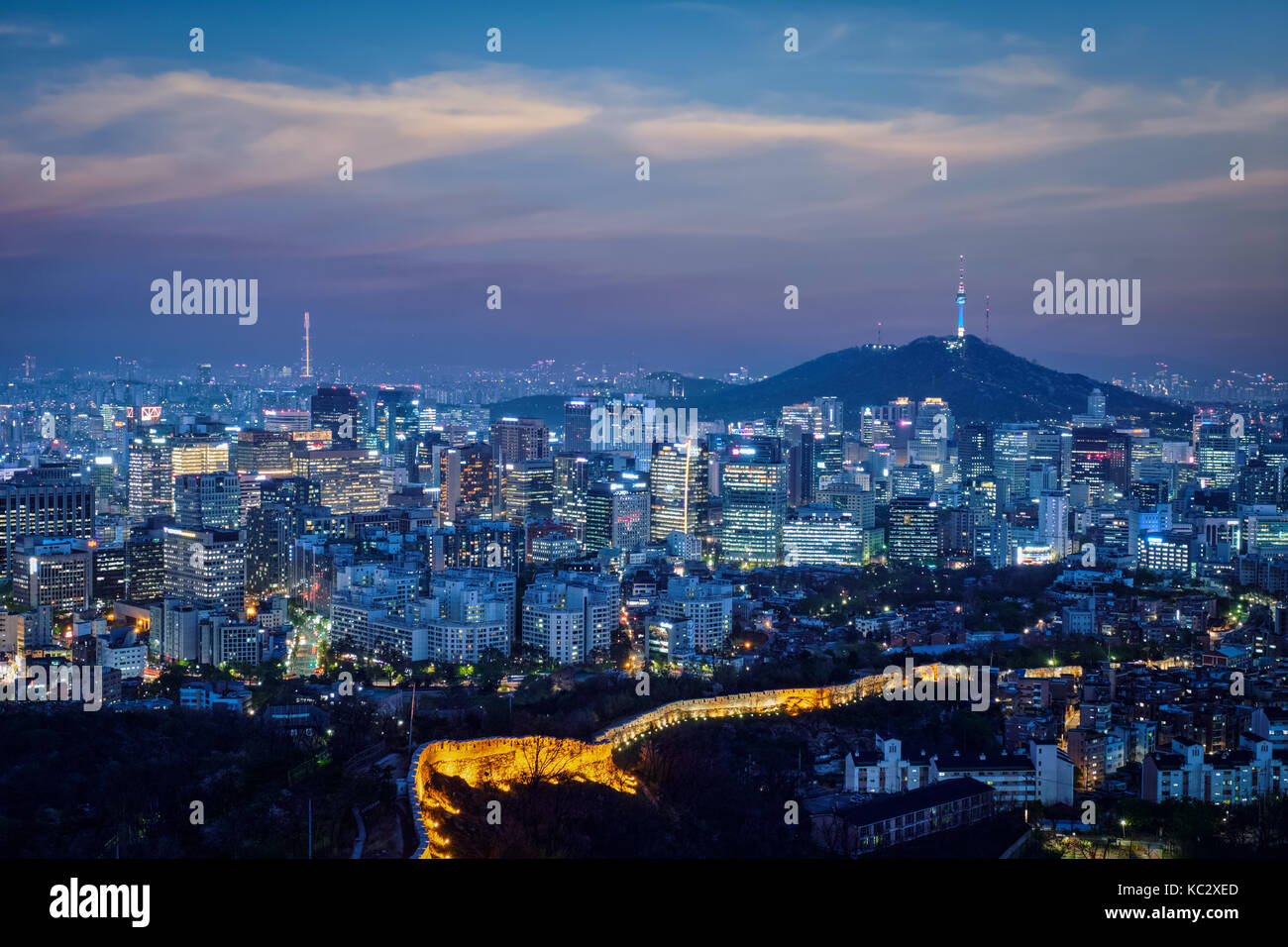 In der Nacht die Skyline von Seoul, Südkorea. Stockfoto