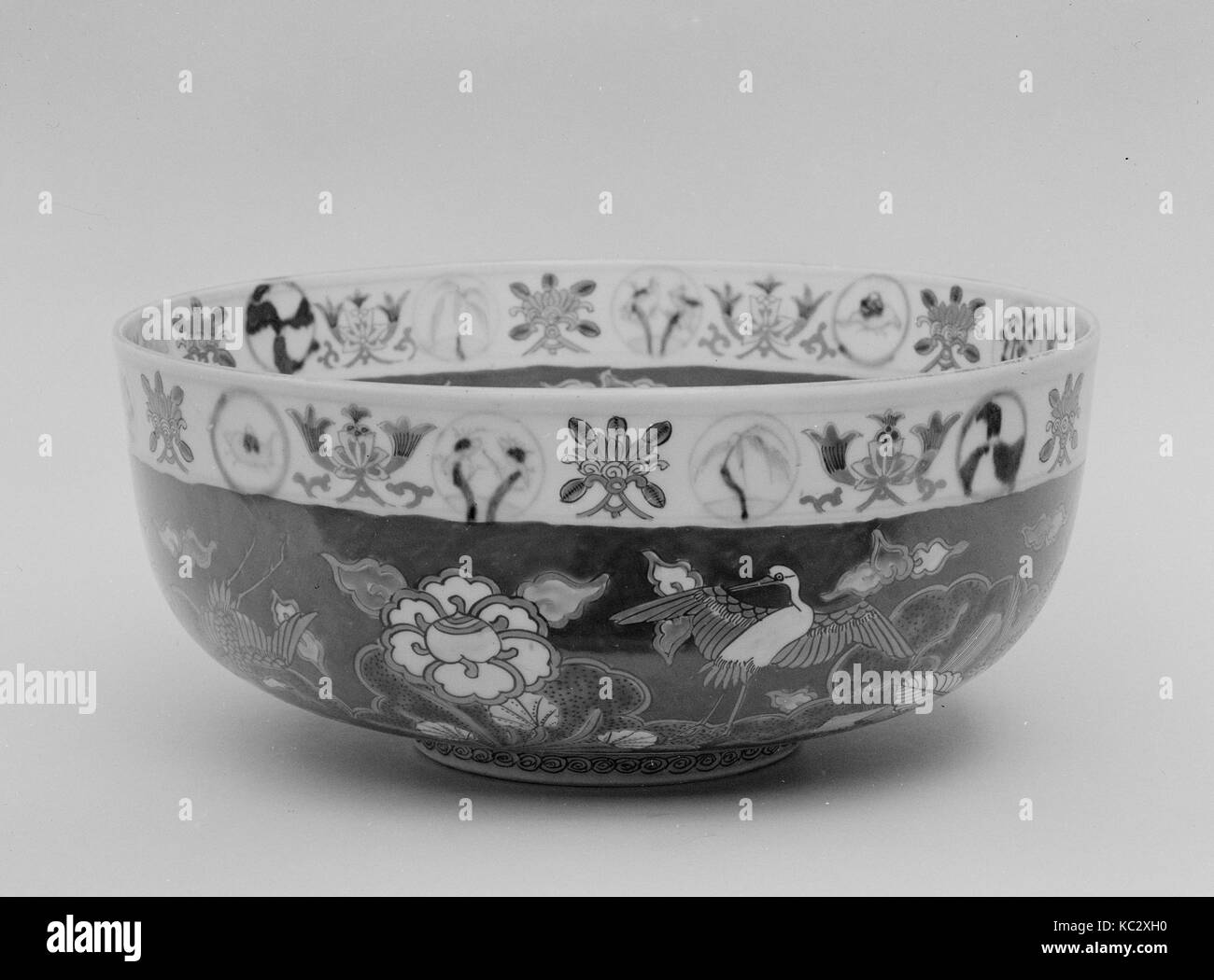 Schüssel, Edo Periode (1615 - 1868), aus dem 18. Jahrhundert, Japan, Porzellan in Blau, Grün, Rot-orange und vergoldeten (Arita ware eingerichtet Stockfoto