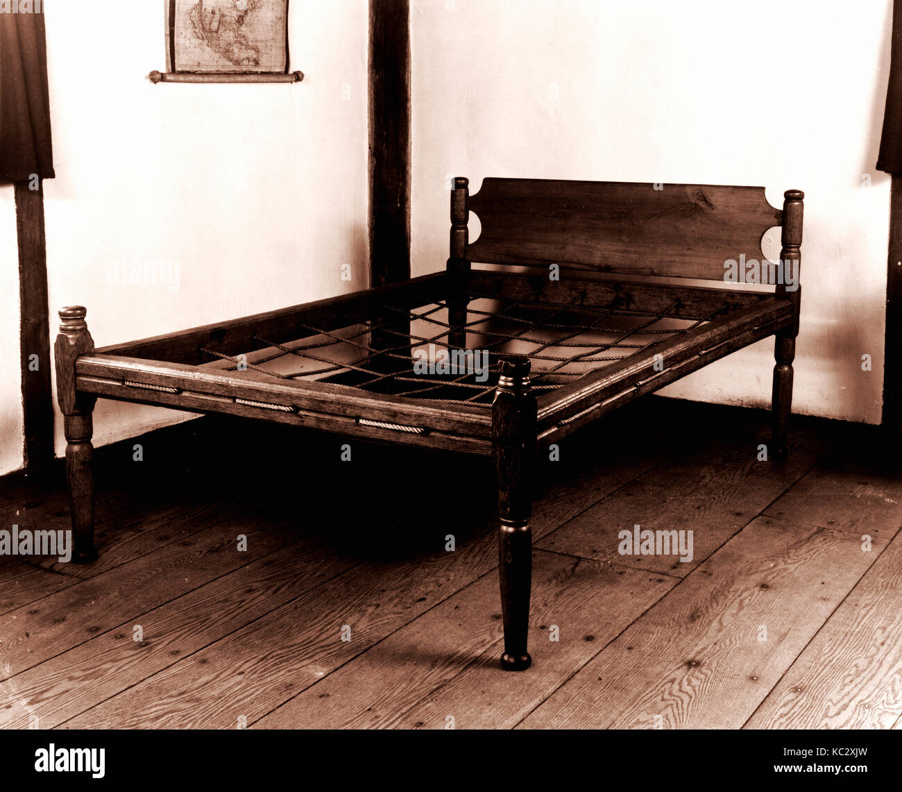 Bettgestell, 1810-30, in Usa, US-Amerikanischen, Eiche, 32 x 47 1/2 x 70 1/2 in. (81.3 x 120.7 x 179.1 cm), Möbel Stockfoto