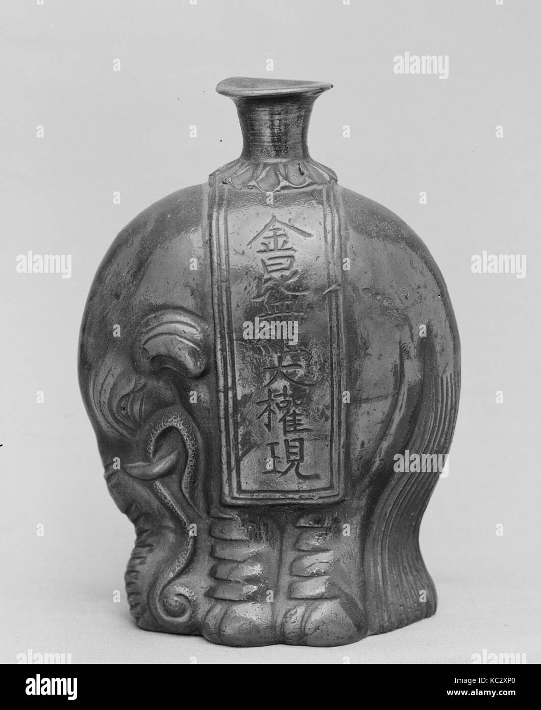Flasche, 19. Jahrhundert, Japan, Lehm bedeckt mit einer dünnen Glasur (Bizen ware, Imbe Stil), H.4 1/2 in. (11,4 cm); W. 3 1/4 in. (8.3 Stockfoto