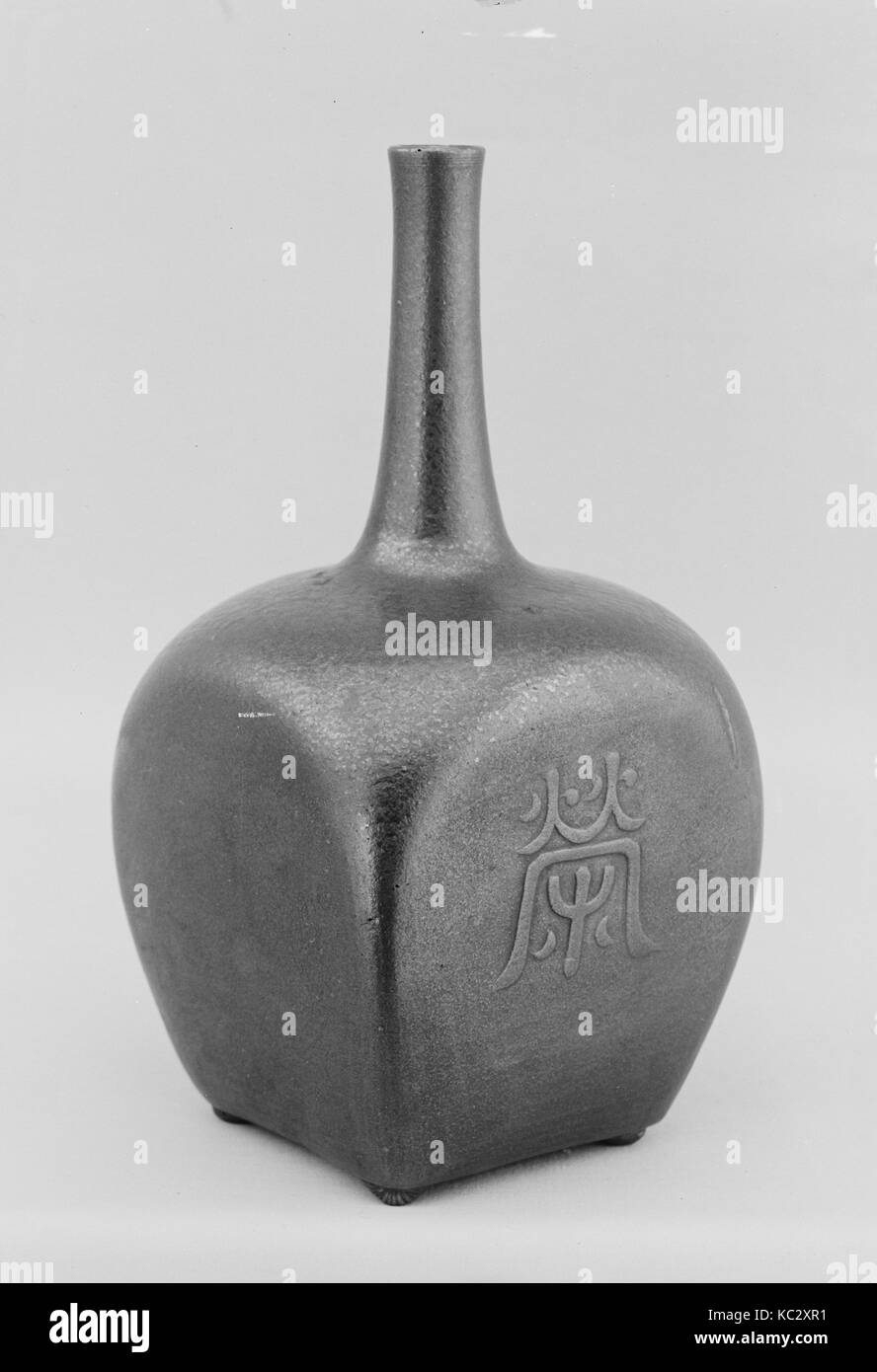 Flasche Wein, 19. Jahrhundert, Japan, Ton mit Glasur und Flecken (Bizen ware, Imbe Stil), H.7. (17,8 cm), Keramik Stockfoto