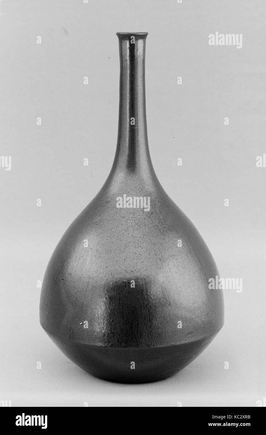 Flasche Wein, 19. Jahrhundert, Japan, Ton mit dünnen Salz Glasur (Bizen ware, Imbe Stil), H.7 1/2 in. (19,1 cm), Keramik Stockfoto