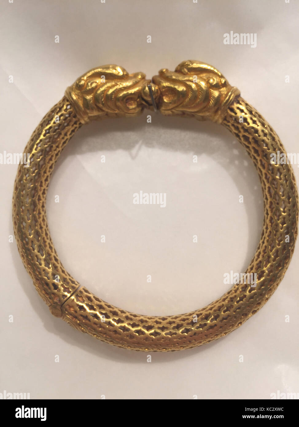 Armband, einer von ein Paar, 18. Jahrhundert, nach Indien, Gold  zugeschrieben, 2-3/4 Zoll, Schmuck Stockfotografie - Alamy