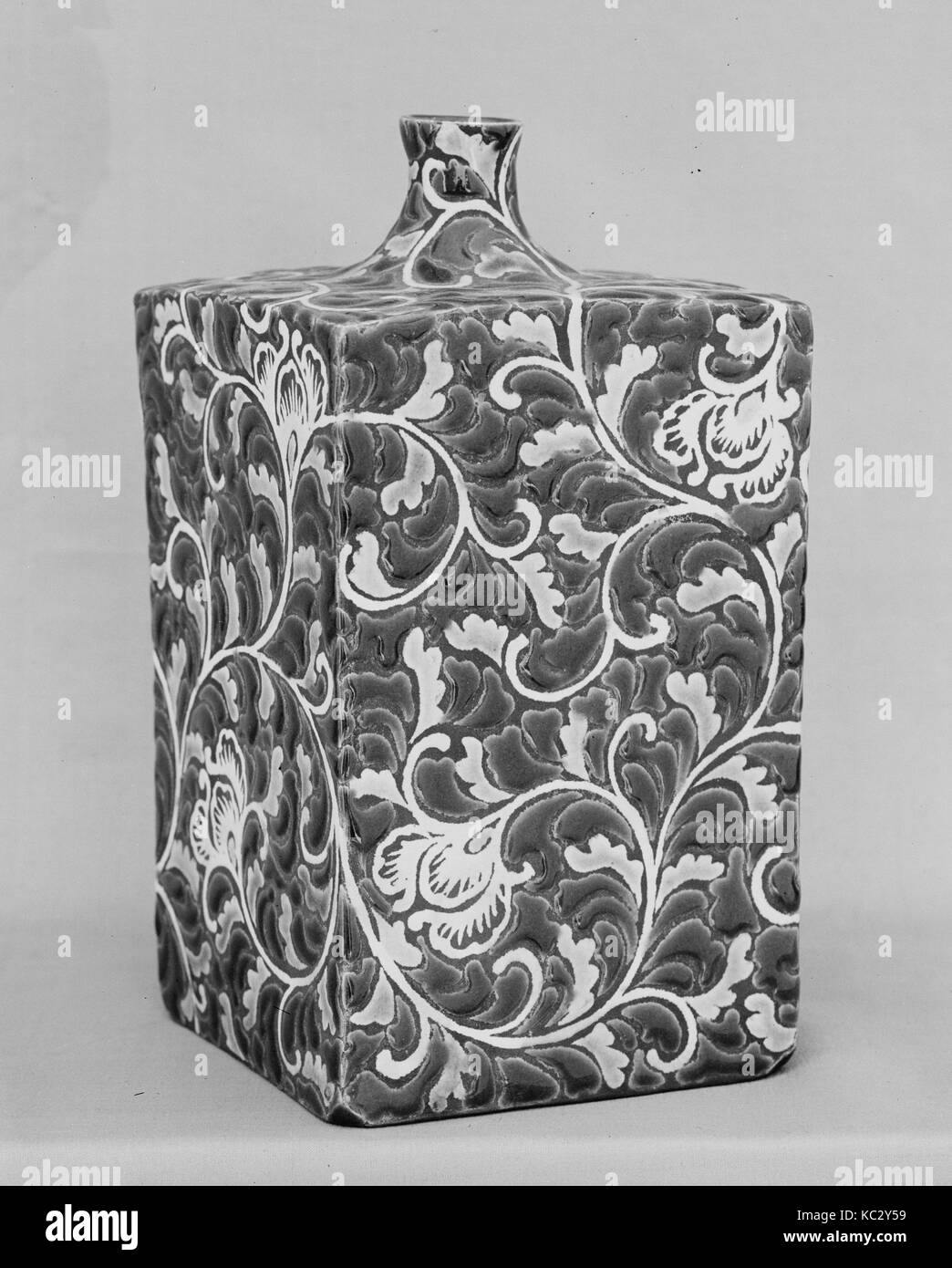 Eckige Flasche, 19. Jahrhundert, Japan, Ton mit Blättern Ornament aus mehrfarbigem Emaille (awata Ware), H.6, 3/8 in. (16,2 cm); Durchm Stockfoto