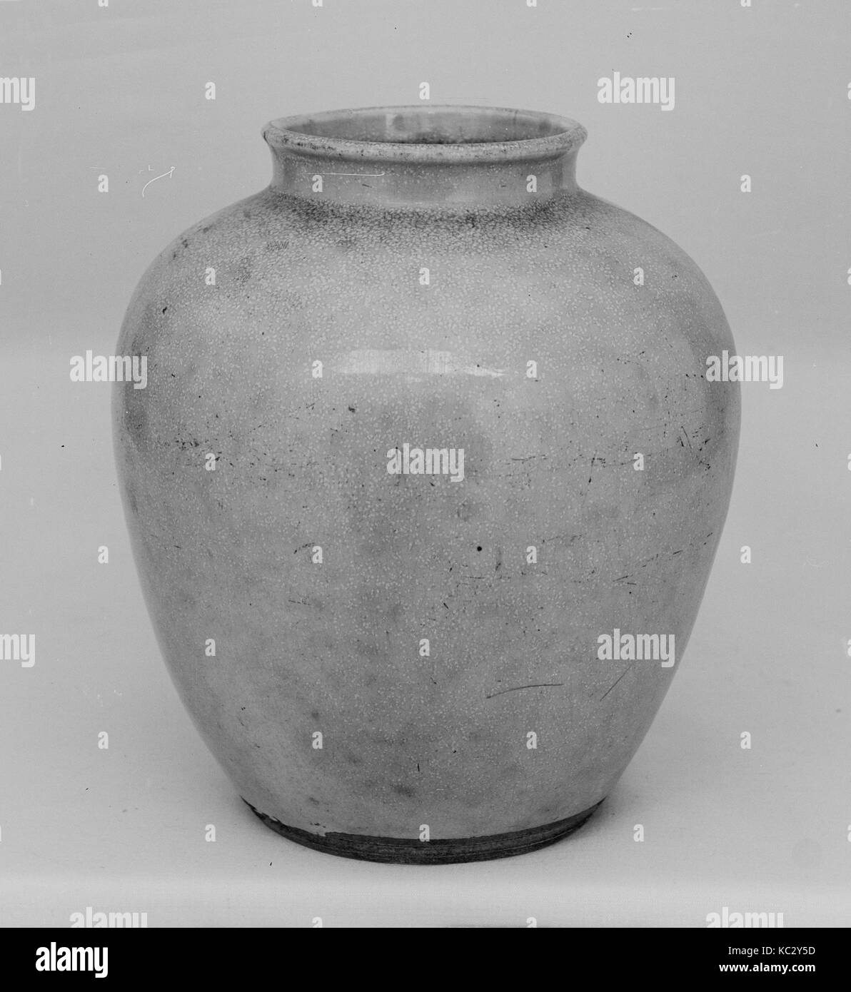 Glas, 19. Jahrhundert, Japan, Lehm bedeckt mit einem hellen gesprenkelten Glasur (awata Ware), H.5 3/4 in. (14,6 cm), Keramik Stockfoto