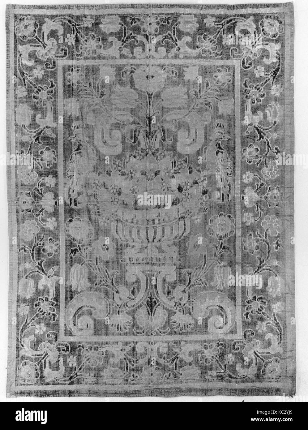 Hängend, 17. - 18. Jahrhundert, Spanisch, Seide und Baumwolle, L. 117 1/2 x W. 85 Zoll (298,5 x 215,9 cm), Textiles-Velvets Stockfoto