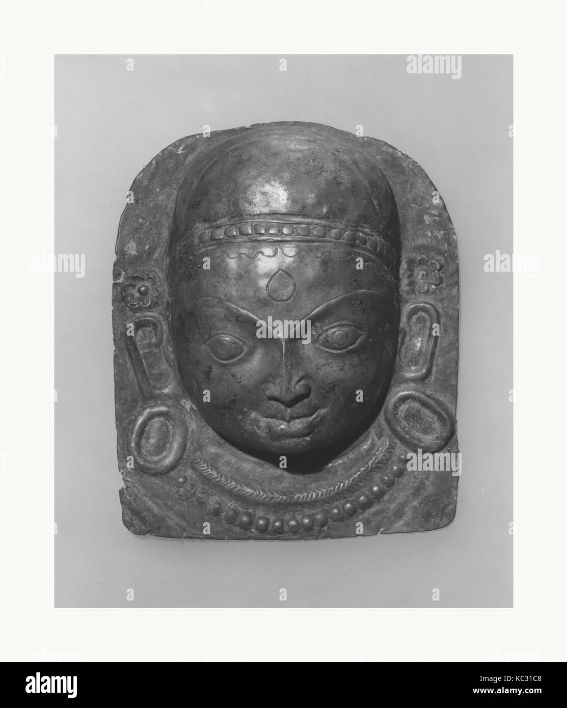 Reliefplatte der hinduistischen Gottheit, wahrscheinlich Processional: Gesicht einer Gottheit, wahrscheinlich aus dem 14. - 16. Jahrhundert Stockfoto