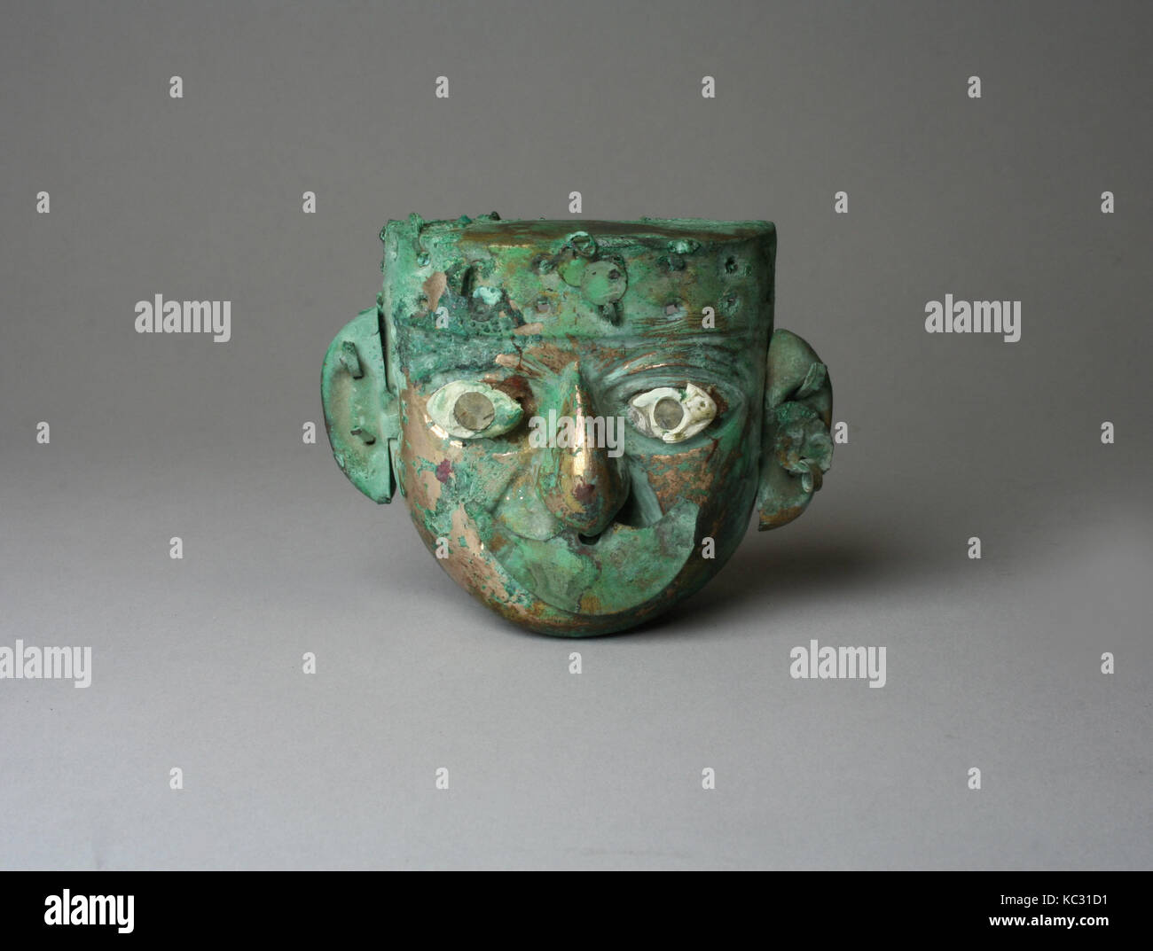 Maske Ornament, 390 - 450, Peru, Moche (Loma Negra), vergoldete Kupfer, Shell, H x B: 2 3/8 x 3 1/8 in. (6 x 8 cm), Metal-Ornaments Stockfoto