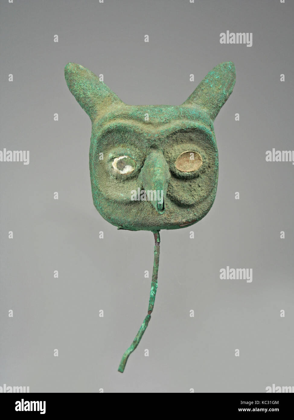 Owl Kopf, 390 - 450, Peru, Moche (Loma Negra), vergoldete Kupfer, Shell, Höhe 3-3/16-in. (8 cm), Metal-Ornaments Stockfoto