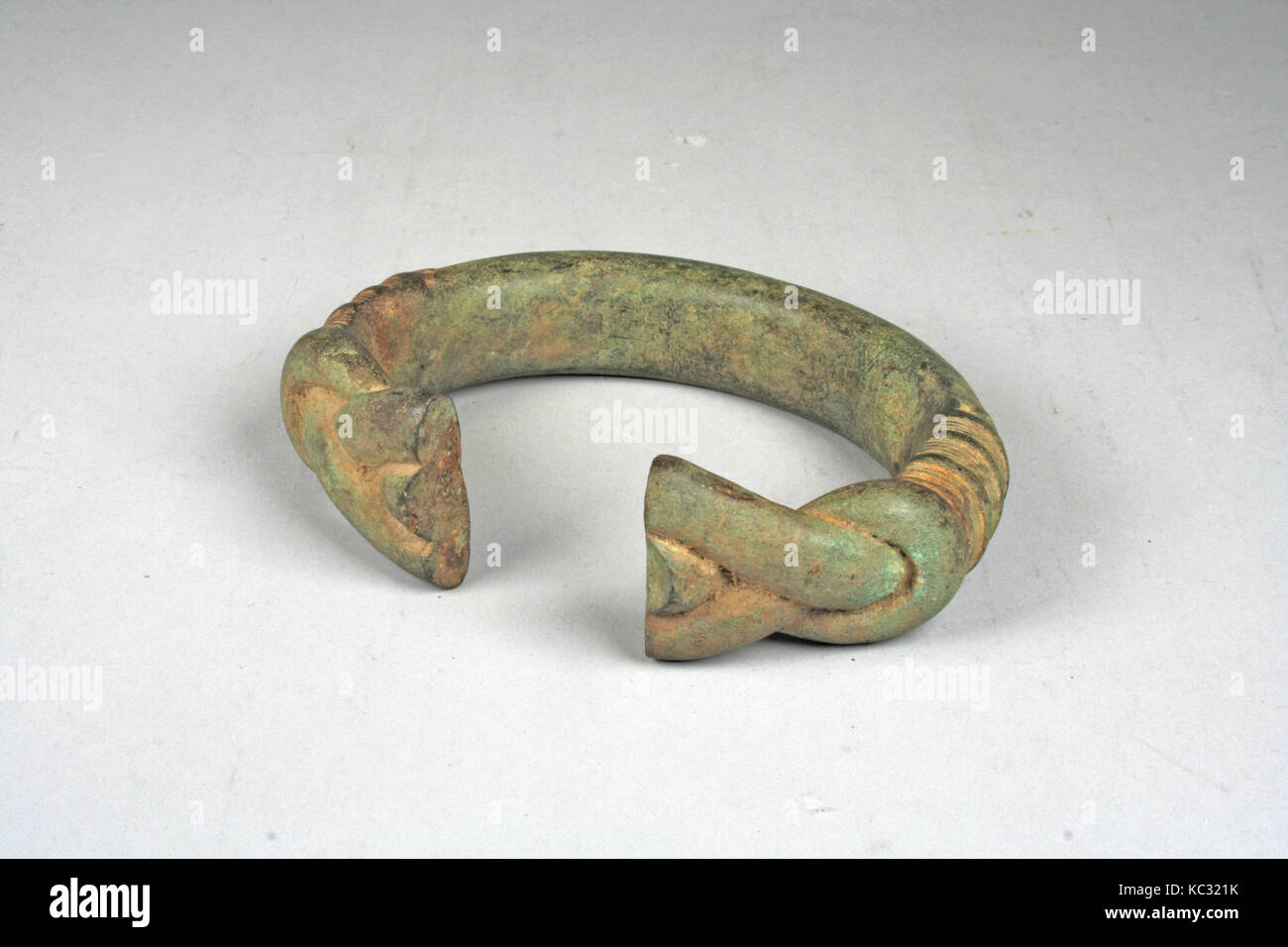 Armband, 9. - 17. Jahrhundert, Mali, der Niger Delta region, Mali, Kupferlegierung, H x B: 5 1/4 x 1 1/2 in. (13.3 x 3.8cm), Metall Stockfoto