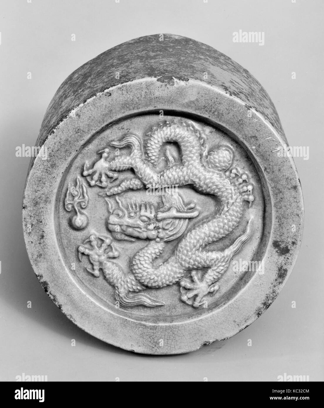 Dachziegel Fragment, wahrscheinlich Ming Dynastie (1368 - 1644), China, Steingut mit Flachrelief Design unter Gelb lasiert, Diam. 7 3/4 Stockfoto