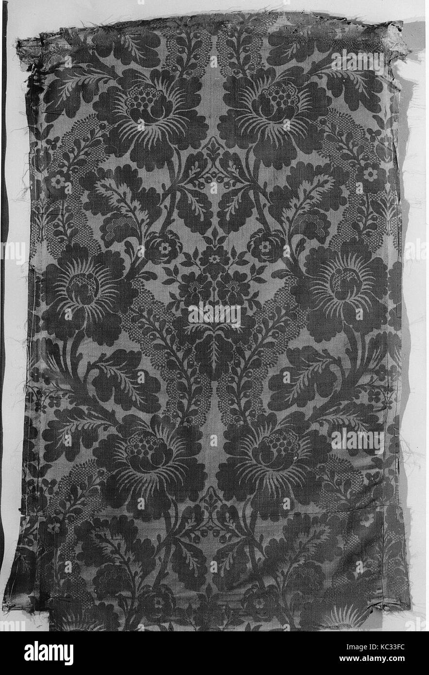 Stück, 18. Jahrhundert, Französisch, Seide, 38 1/2 x 23 Zoll (97,8 x 58,4 cm), Textiles-Woven Stockfoto