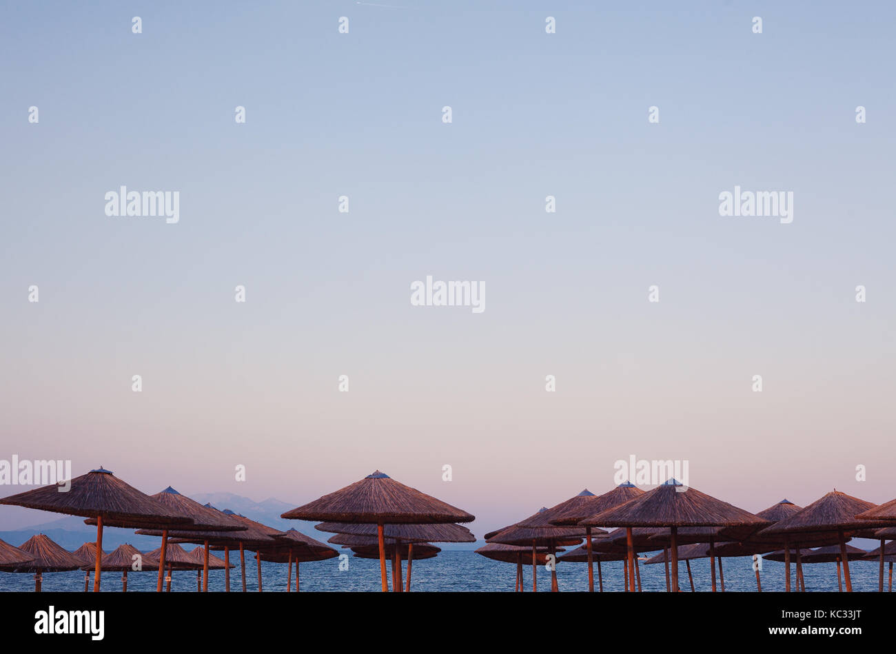 Details der griechischen Stränden, oben auf Holz- Reed Sonnenschirme bei Sonnenuntergang und Sonnenaufgang. Stockfoto