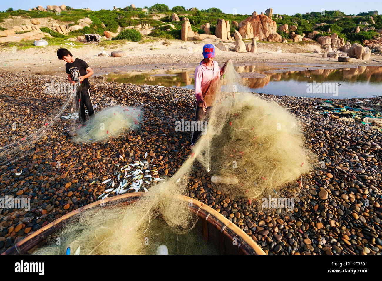 Fischer bei Co thach Strand am frühen Morgen sammeln, Binh Thuan, Vietnam. co thach Strand ist neue Ziel für Fotografen. Stockfoto