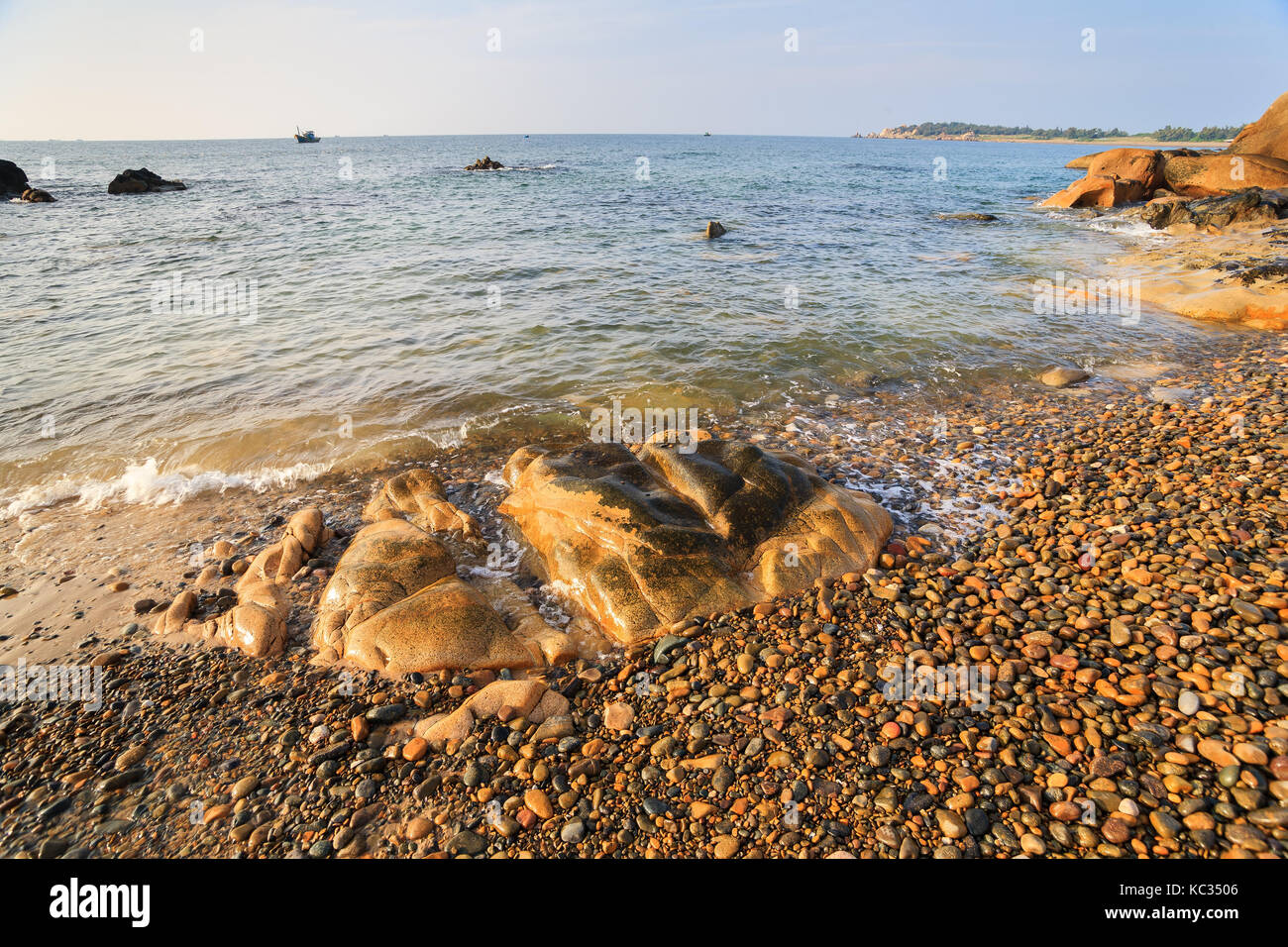 Co thach Strand, Binh Thuan, ist ein neues Ziel für Fotografen in Vietnam. Es ist berühmt für seine tausend Jahre - Steine in grüne Algen bedeckt Stockfoto