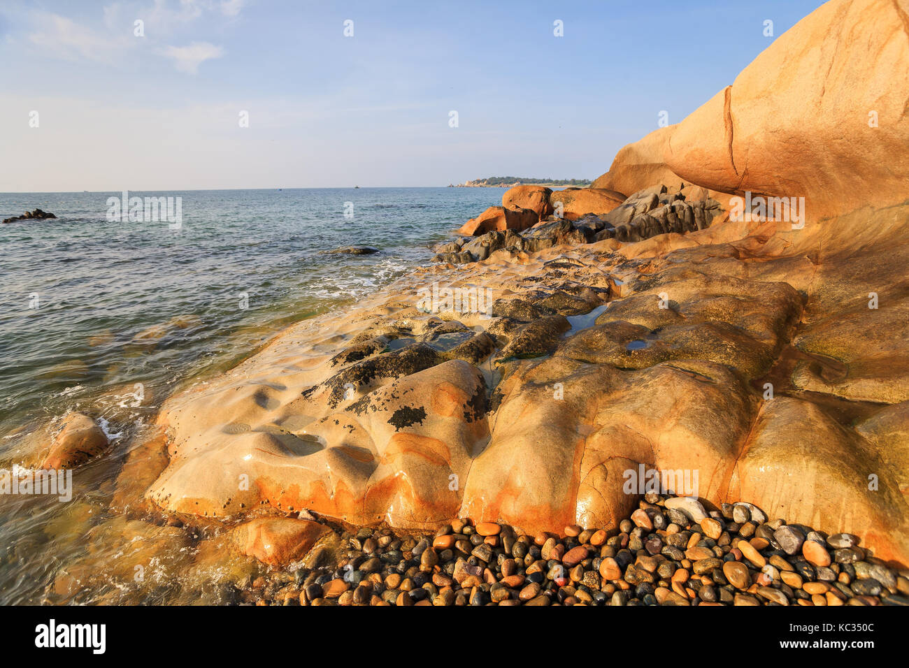 Co thach Strand, Binh Thuan, ist ein neues Ziel für Fotografen in Vietnam. Es ist berühmt für seine tausend Jahre - Steine in grüne Algen bedeckt Stockfoto