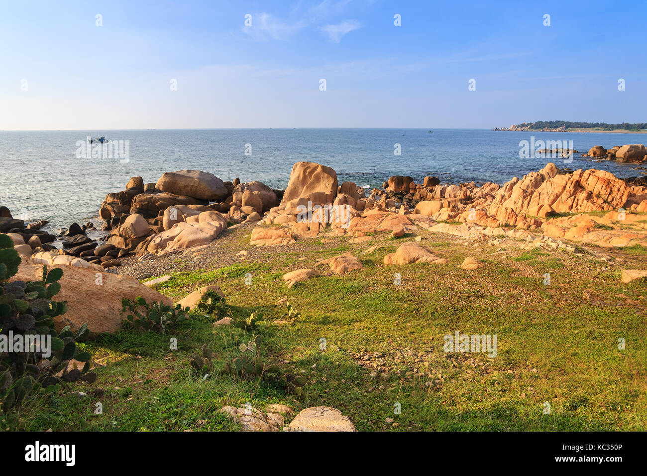 Co thach Strand, Binh Thuan, ist ein neues Ziel für Fotografen in Vietnam. Es ist berühmt für seine tausend Jahre - Steine in grüne Algen bedeckt Stockfoto